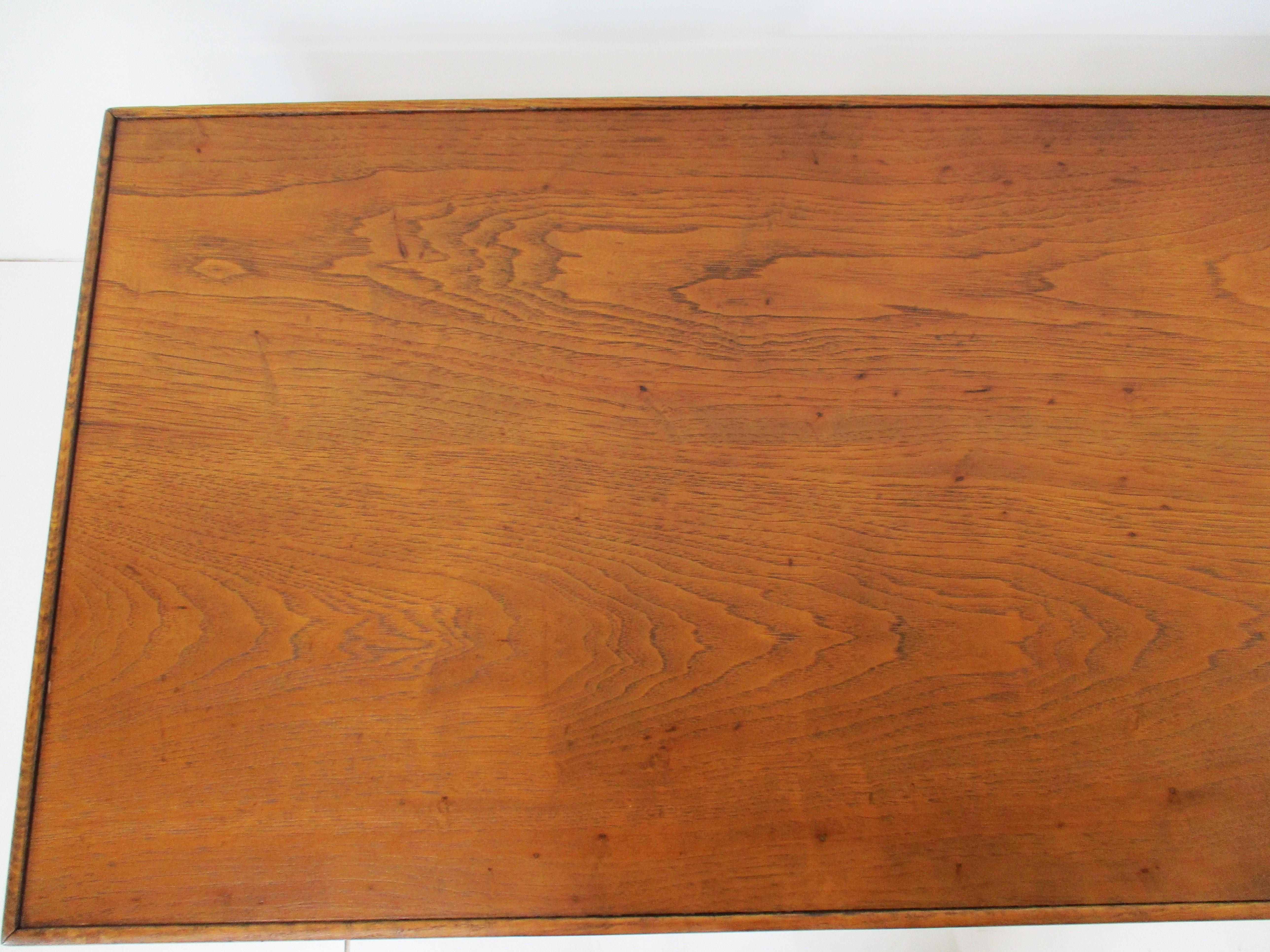 20ième siècle Table basse de milieu de siècle sculptée Drexel Guildhall en vente