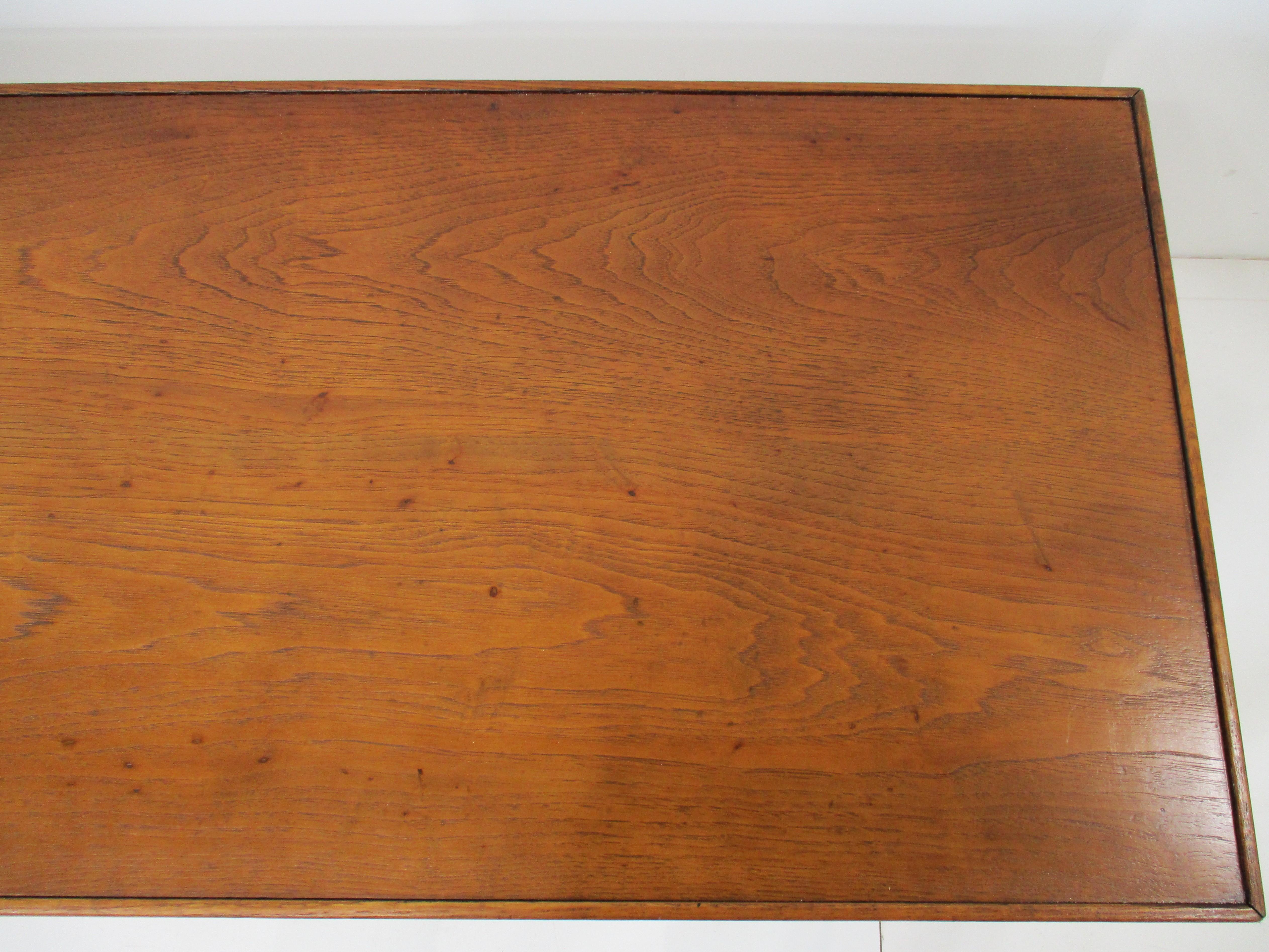 Bois Table basse de milieu de siècle sculptée Drexel Guildhall en vente