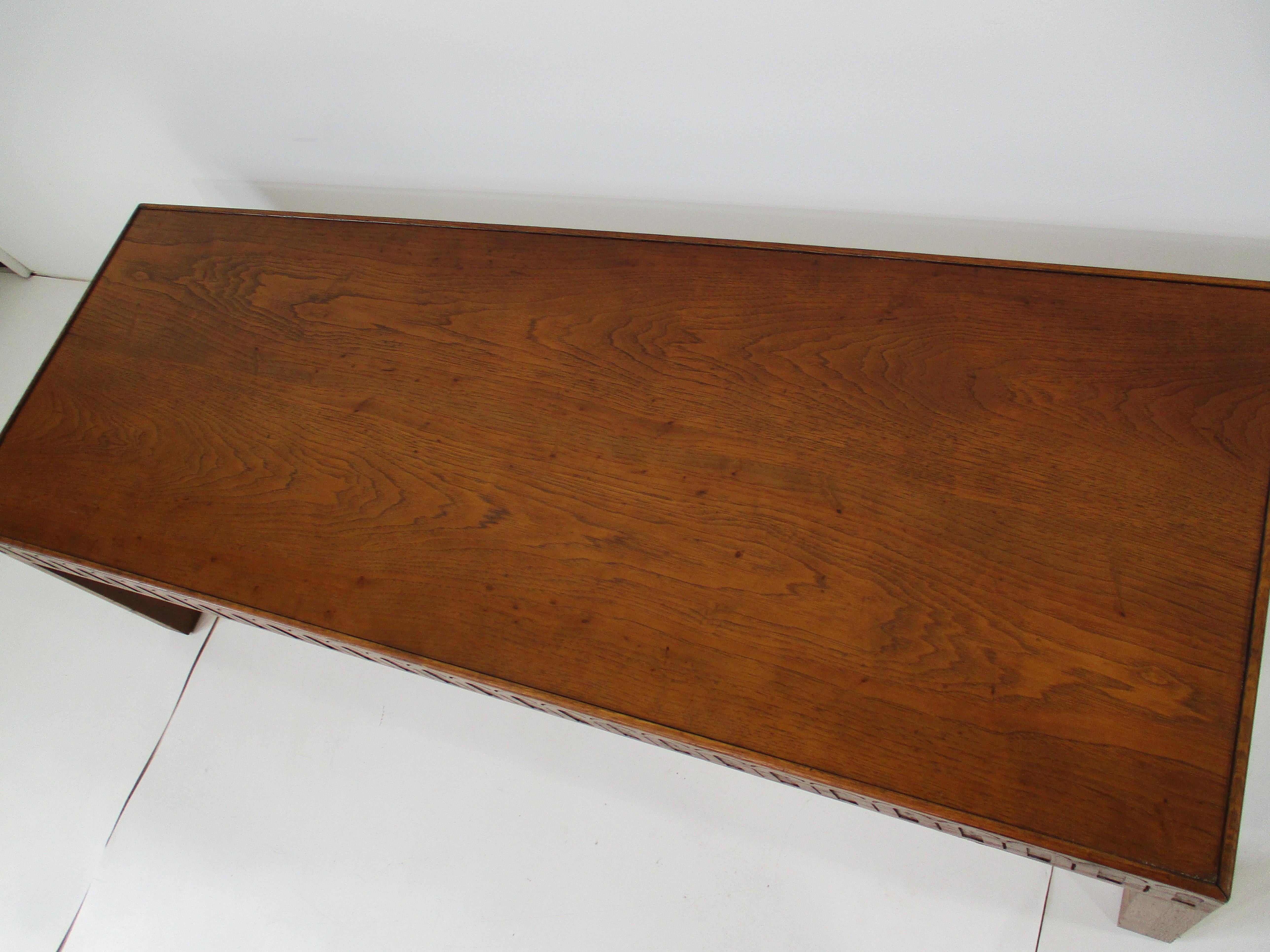 Table basse de milieu de siècle sculptée Drexel Guildhall en vente 1