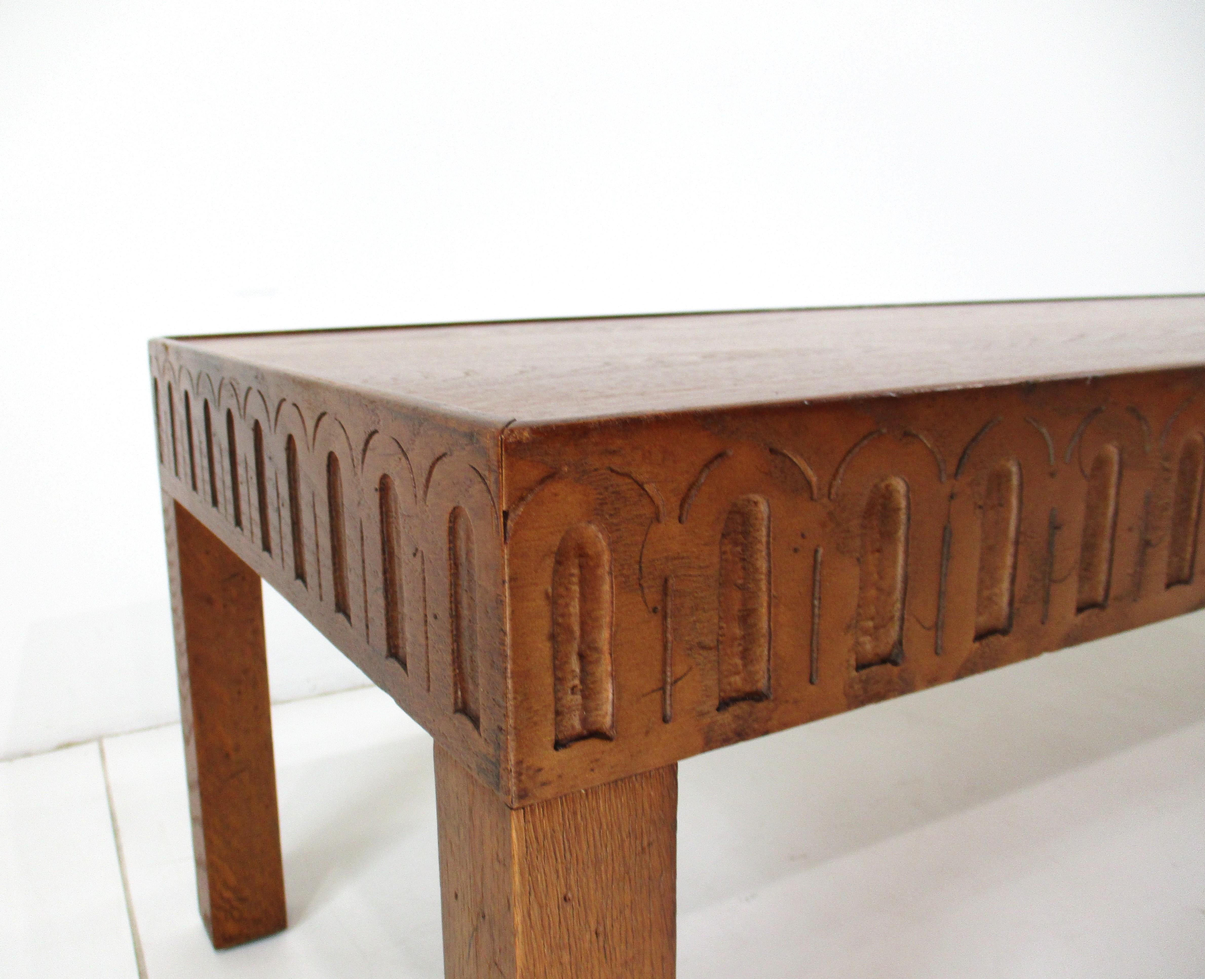 Table basse de milieu de siècle sculptée Drexel Guildhall en vente 2