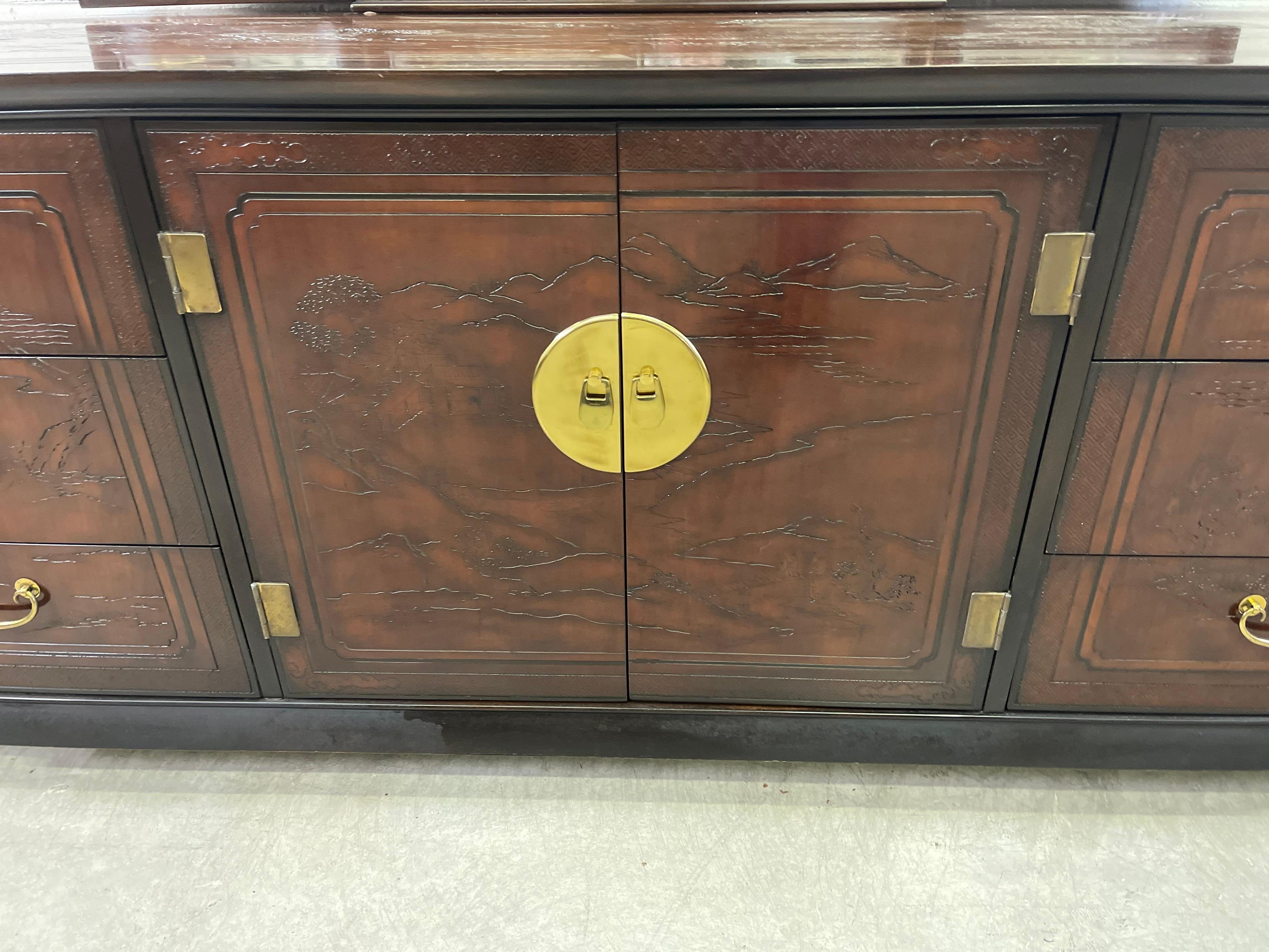 Mid-Century Modern Dressoir et miroir de style asiatique Drexel Heritage en vente