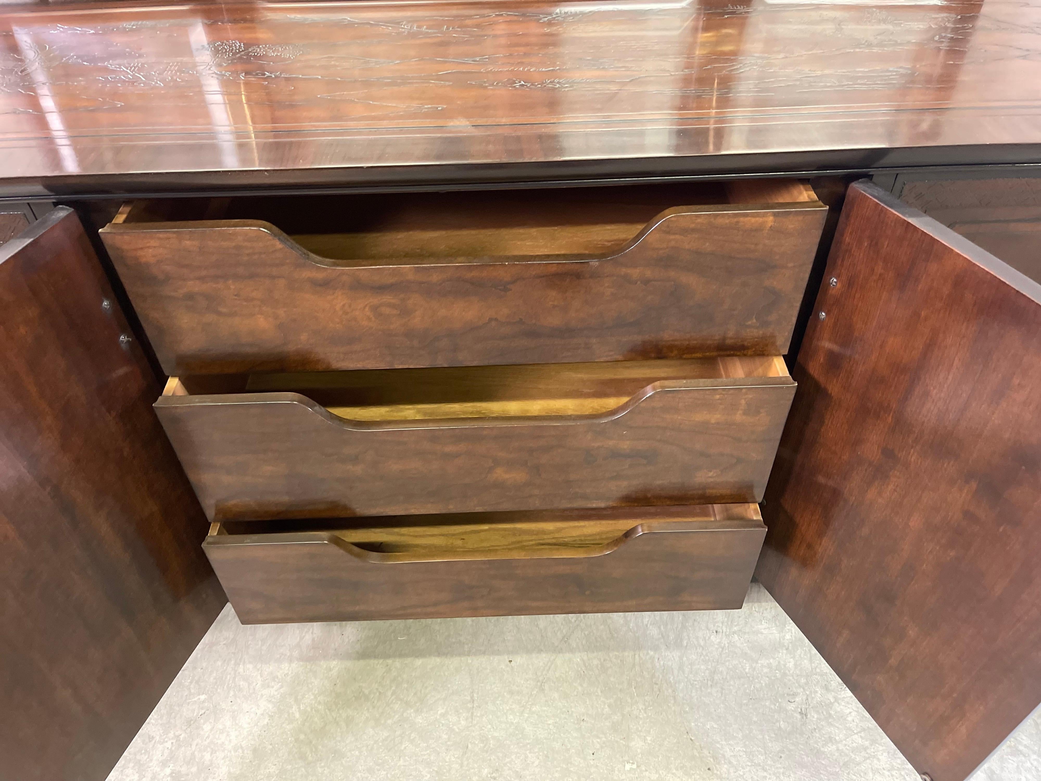 20ième siècle Dressoir et miroir de style asiatique Drexel Heritage en vente