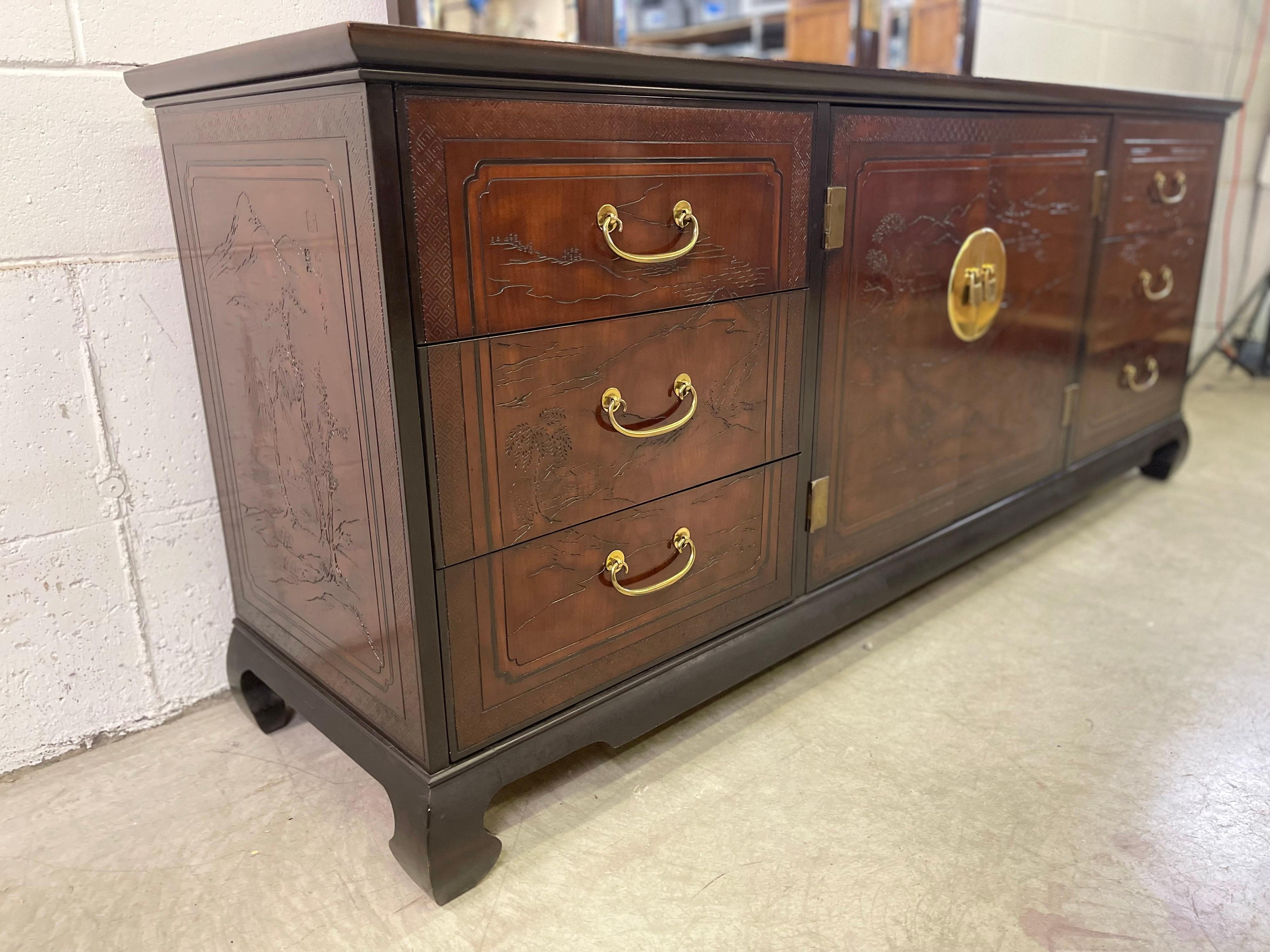 Dressoir et miroir de style asiatique Drexel Heritage en vente 1
