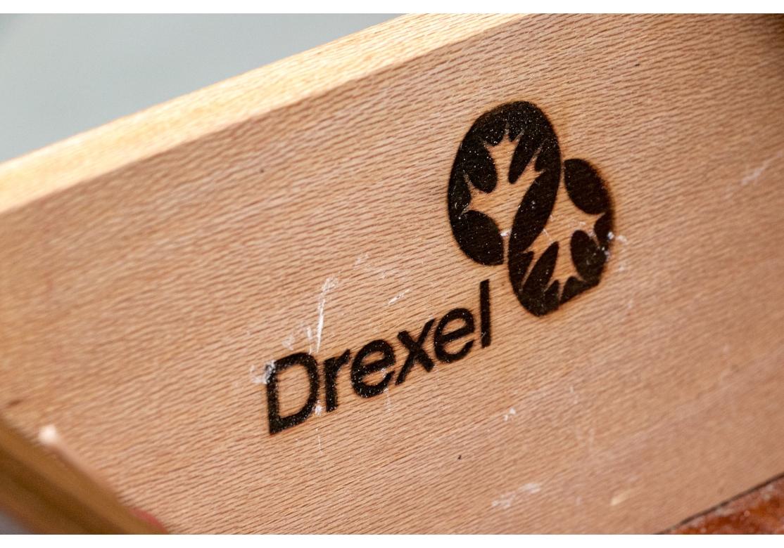 Cassapanca da scapolo in stile Chippendale di Drexel Heritage realizzata in mogano con ferramenta in ottone.
La cassapanca presenta un piano a fasce con bordo smussato, frontali dei cassetti a fasce e poggia su piedi a staffa.
Include un cassetto