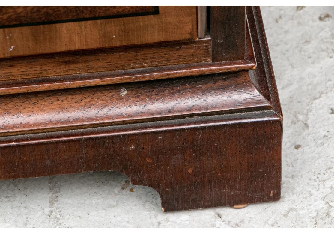 Americano Cassettiera a cinque cassetti in mogano Drexel Heritage Banded Mahogany Chippendale in vendita