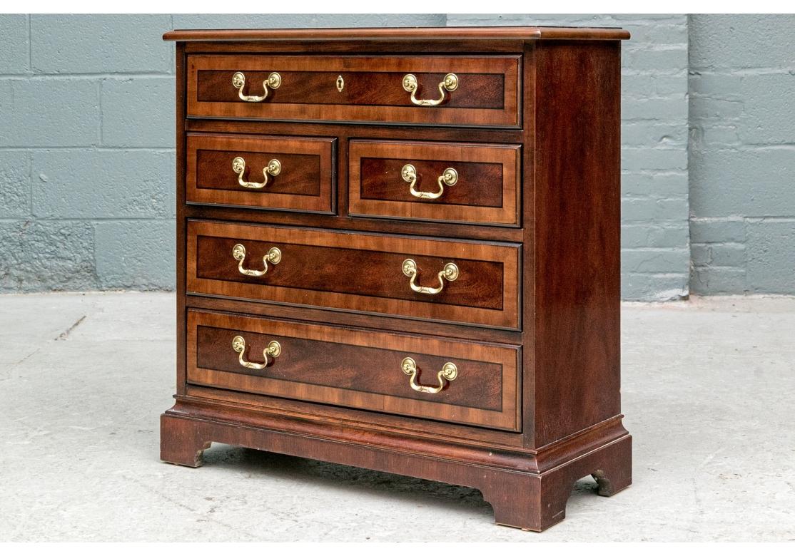 Cassettiera a cinque cassetti in mogano Drexel Heritage Banded Mahogany Chippendale In condizioni discrete in vendita a Bridgeport, CT