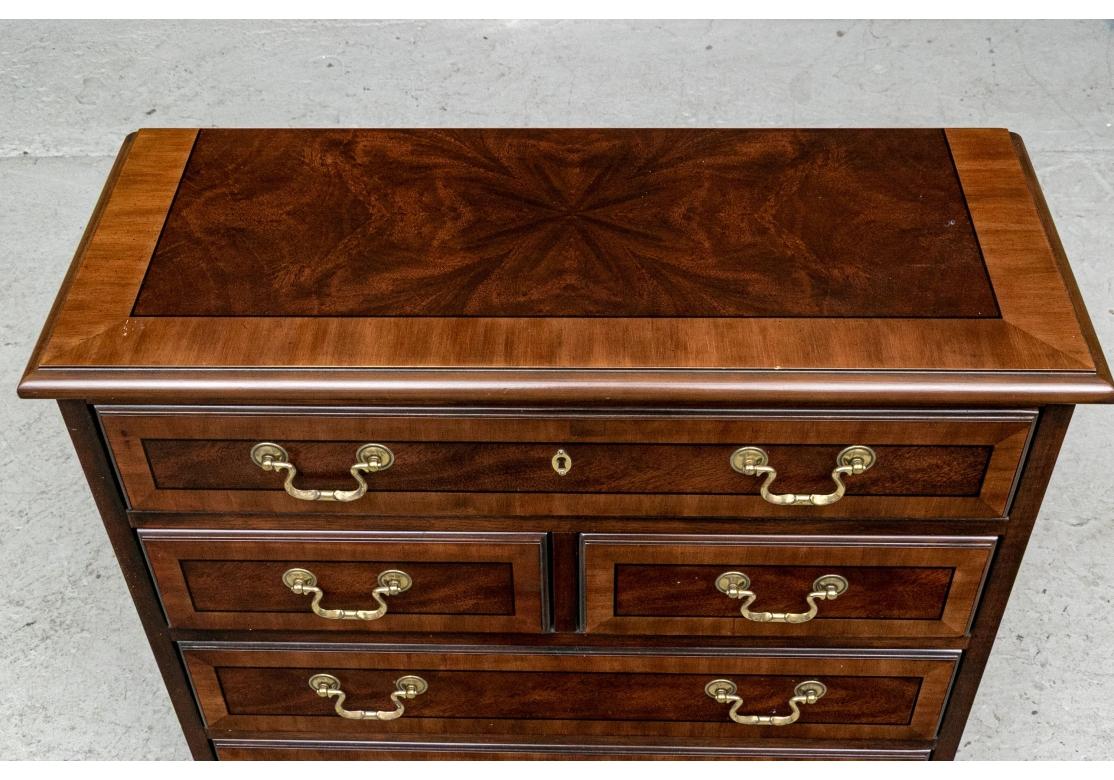Ottone Cassettiera a cinque cassetti in mogano Drexel Heritage Banded Mahogany Chippendale in vendita