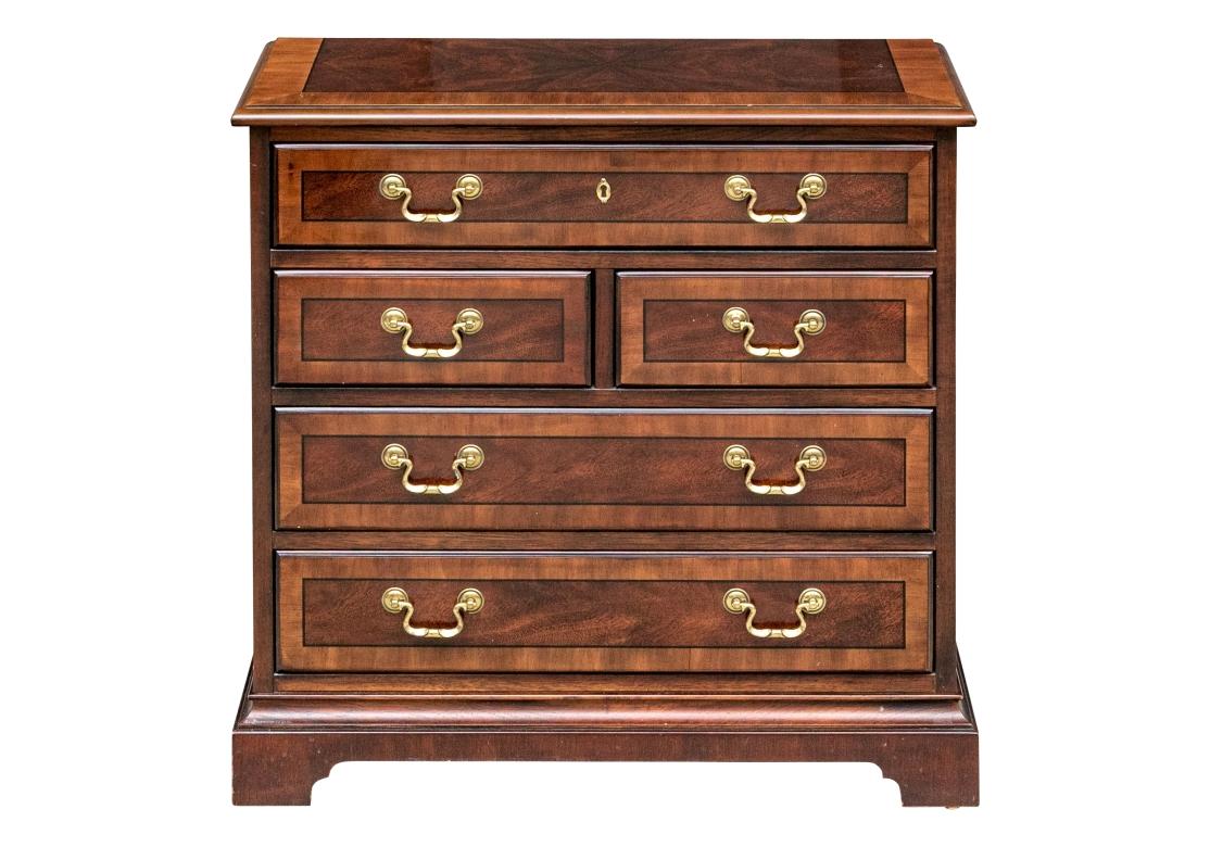 Cassettiera a cinque cassetti in mogano Drexel Heritage Banded Mahogany Chippendale in vendita 1