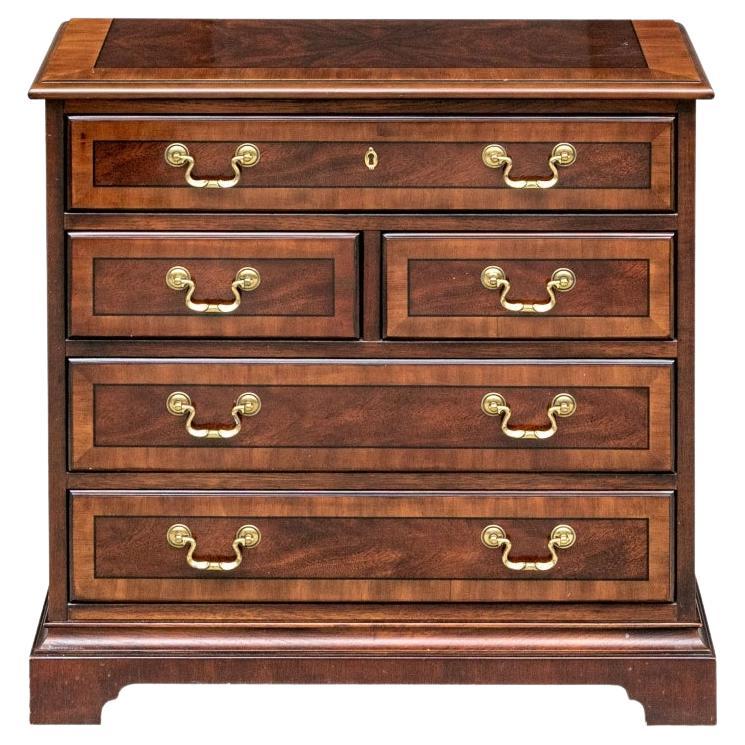 Cassettiera a cinque cassetti in mogano Drexel Heritage Banded Mahogany Chippendale in vendita