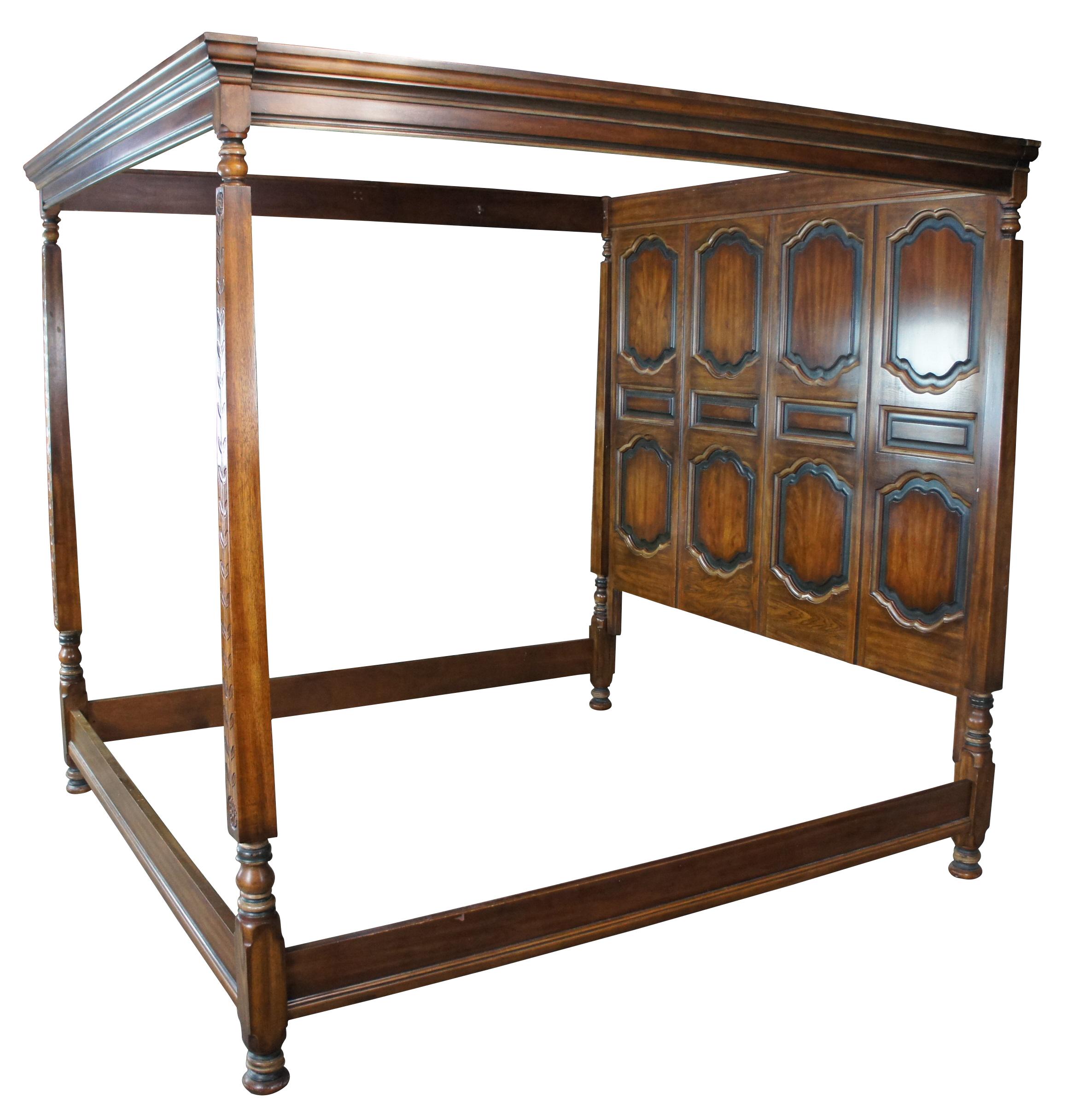 Drexel Heritage Brittany Collection King size canopy bed, circa 1980s. Features an oak frame with Panelled backing, square tapered sunflower carved posts and bun feet. Trimmed with green accents, 202-581-1

Measures: 83