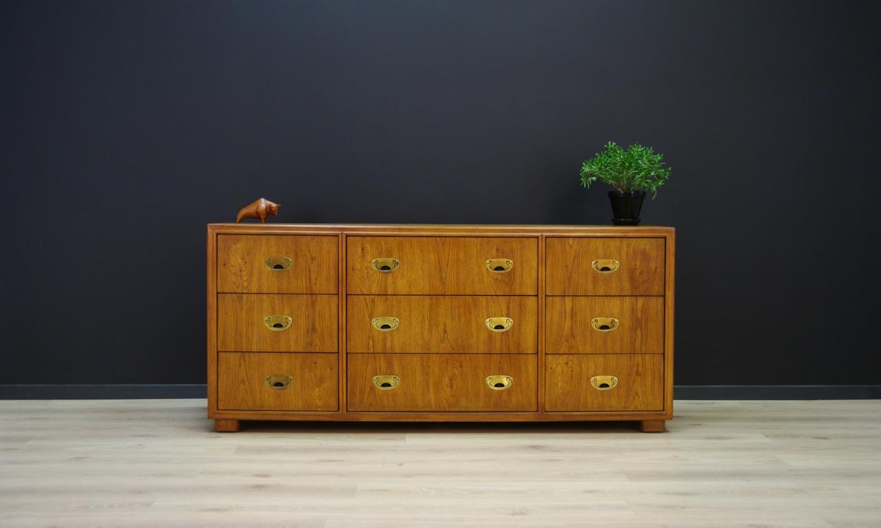 Fantastic cabinet from the 1970s-1980s made by the American company Drexel Heritage. The whole is veneered with oak. The furniture has nine drawers with metal handles. Preserved in good condition (small bruises and scratches) - directly for