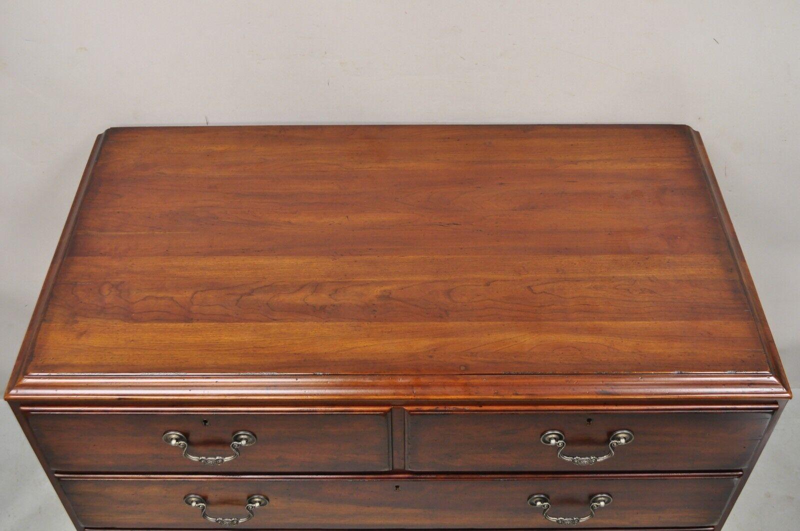 Commode à quatre tiroirs en bois de cerisier de Cambridge Drexel Heritage Bon état - En vente à Philadelphia, PA