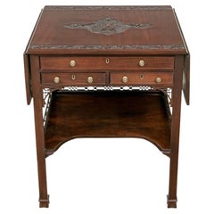 Table d'appoint Drexel Heritage, sculptée et finie, style Arts and Crafts Table d'appoint Drexel Heritage, sculptée et finie, style Arts and Crafts