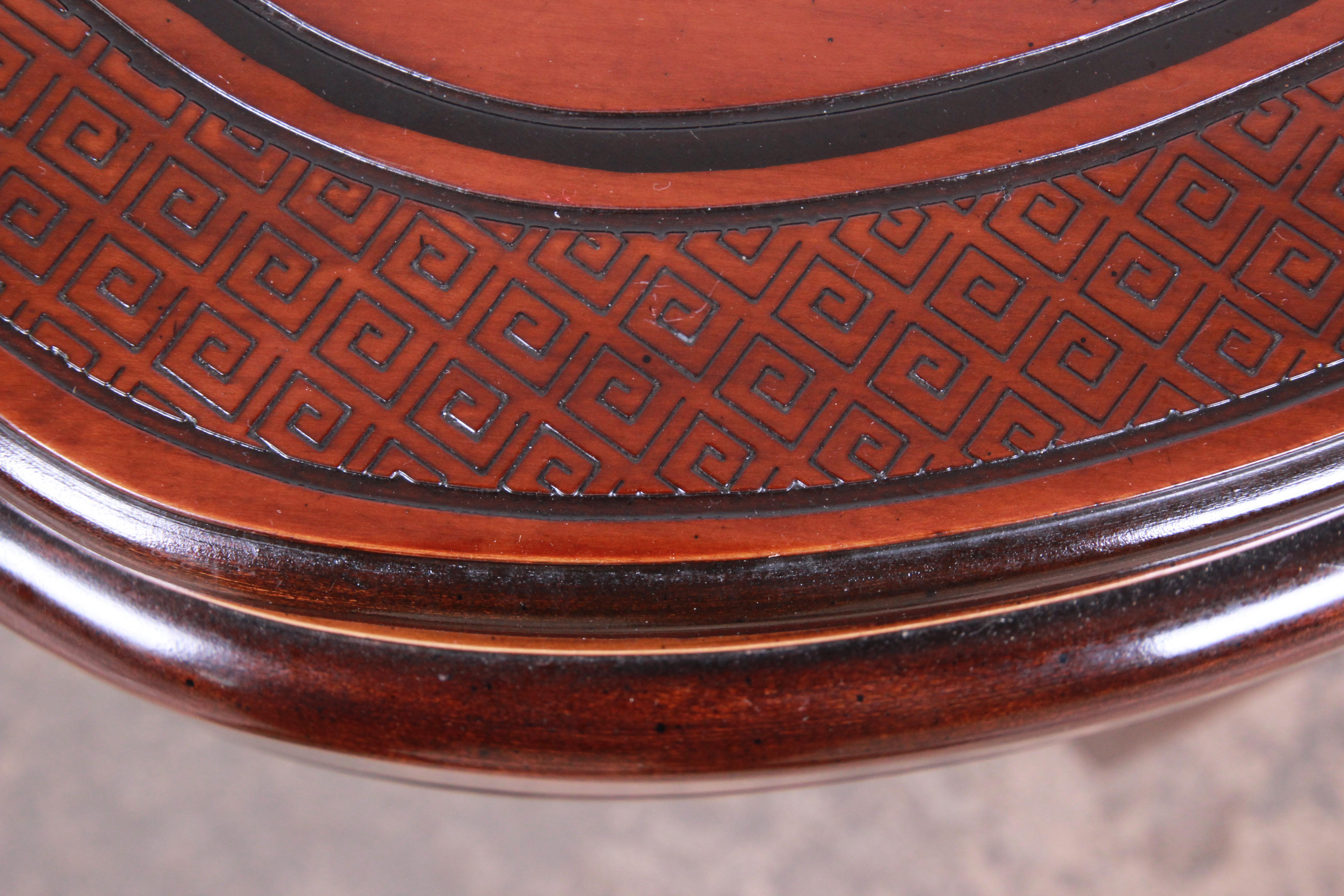 Drexel: kleeblattförmiger Beistelltisch, Heritage, geschnitztes Mahagoni, Hollywood Regency  (Ende des 20. Jahrhunderts) im Angebot