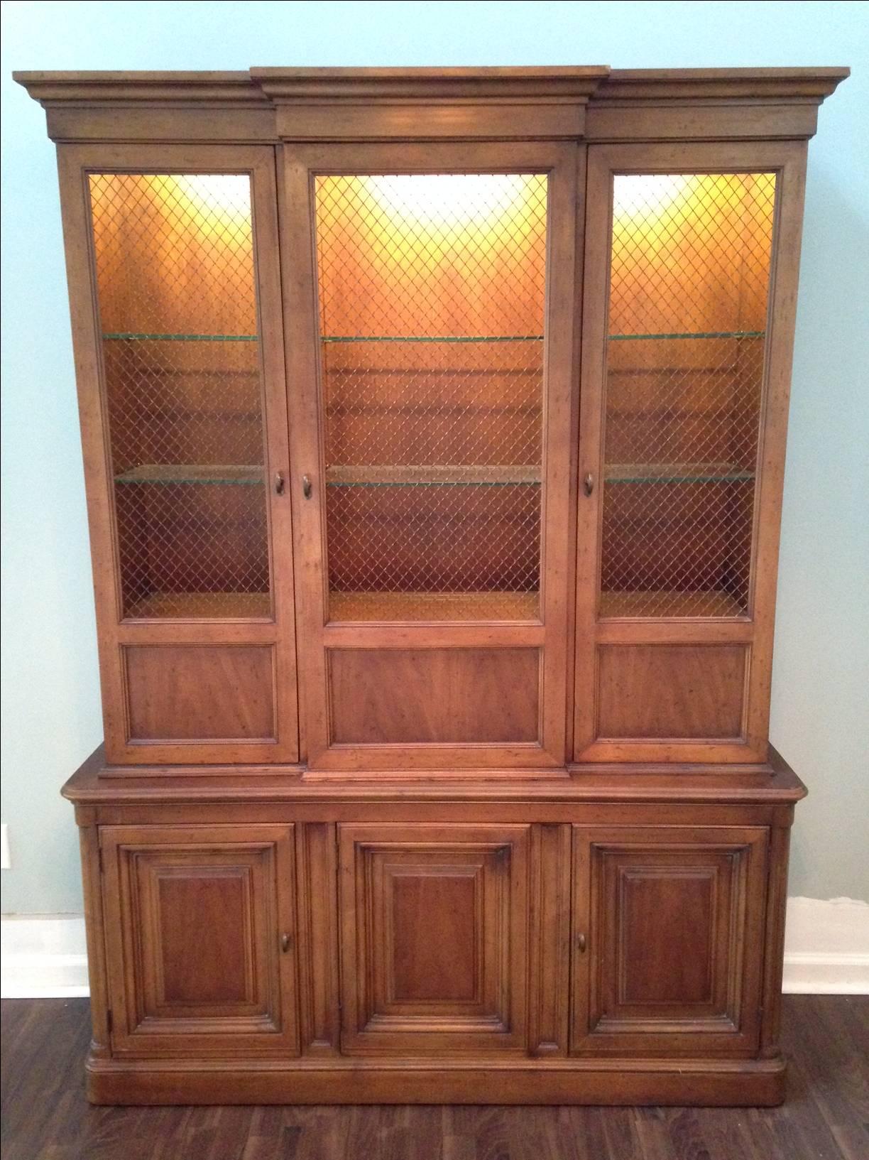 Drexel Heritage China hutch features cabinet lighting, glass shelves and drawers with silverware storage. Two pieces. Made from Maple wood.
Good vintage condition with minor imperfections consistent with age.
