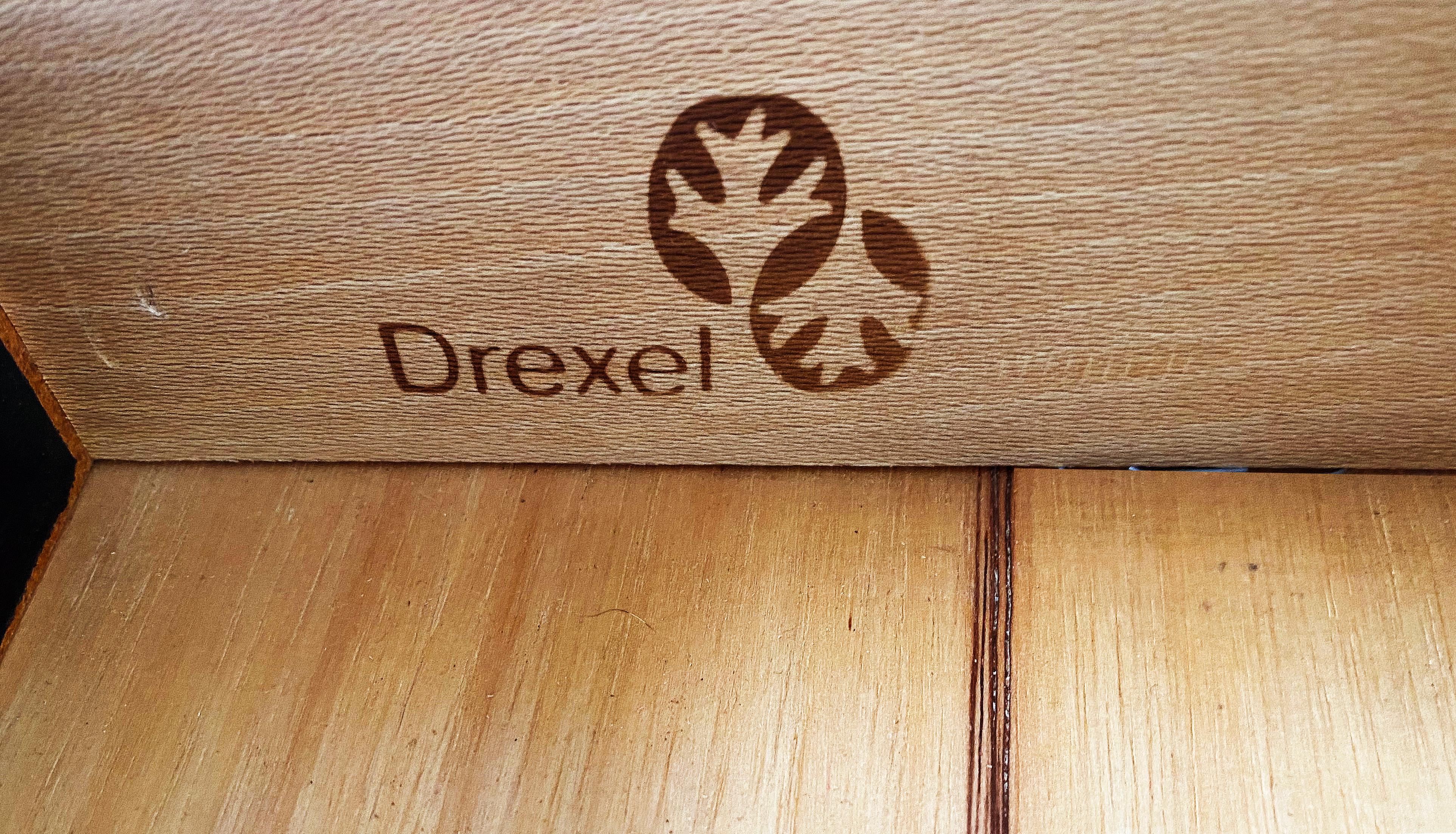Drexel Heritage Chinoiserie-Konsolentisch mit Schublade und Glasplatte im Angebot 1