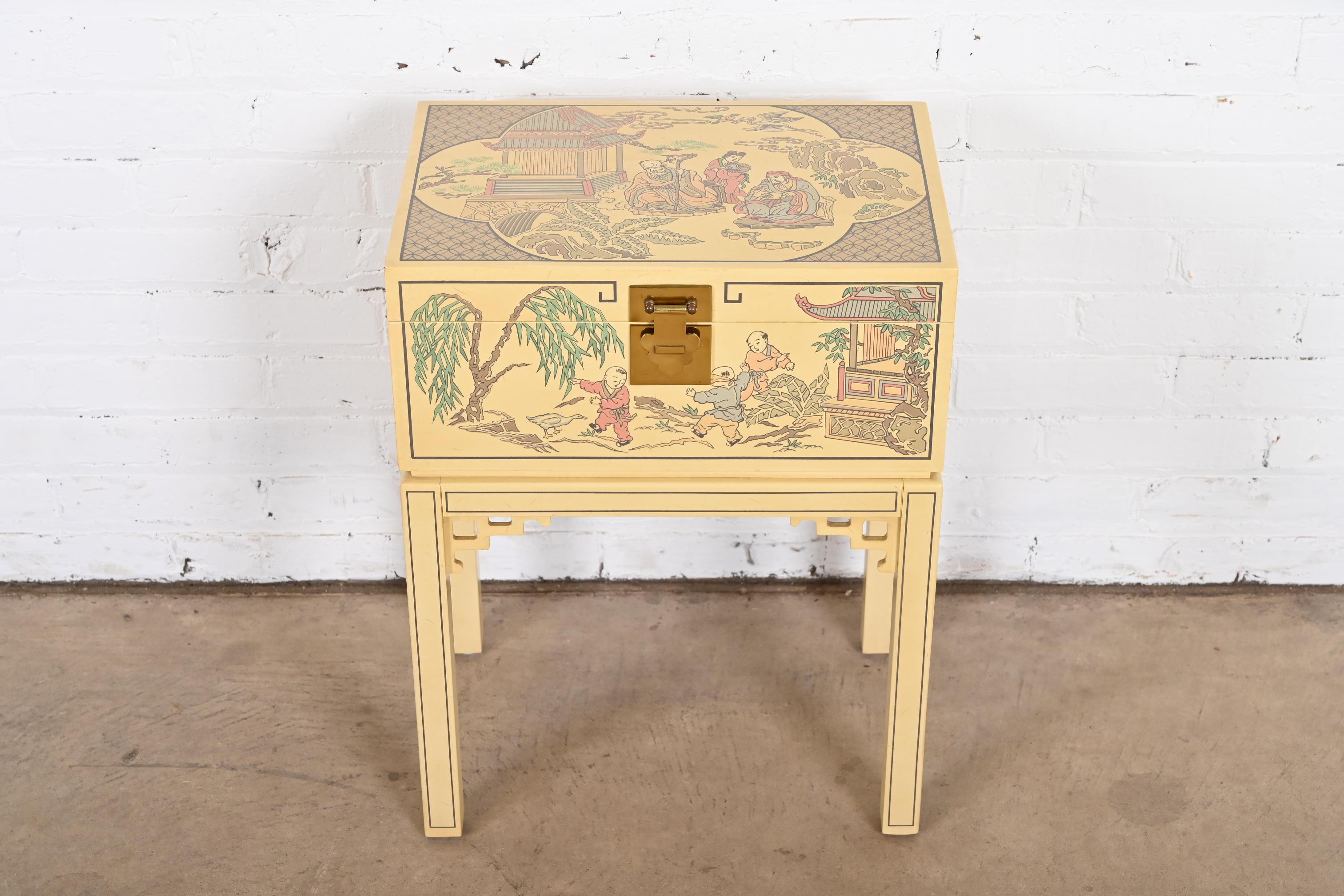 A gorgeous Hollywood Regency Chinoiserie chest on stand or occasional side table

By Drexel Heritage

USA, late 20th century

Cream lacquered mahogany, with hand-painted Chinese scenes.

Measures: 17