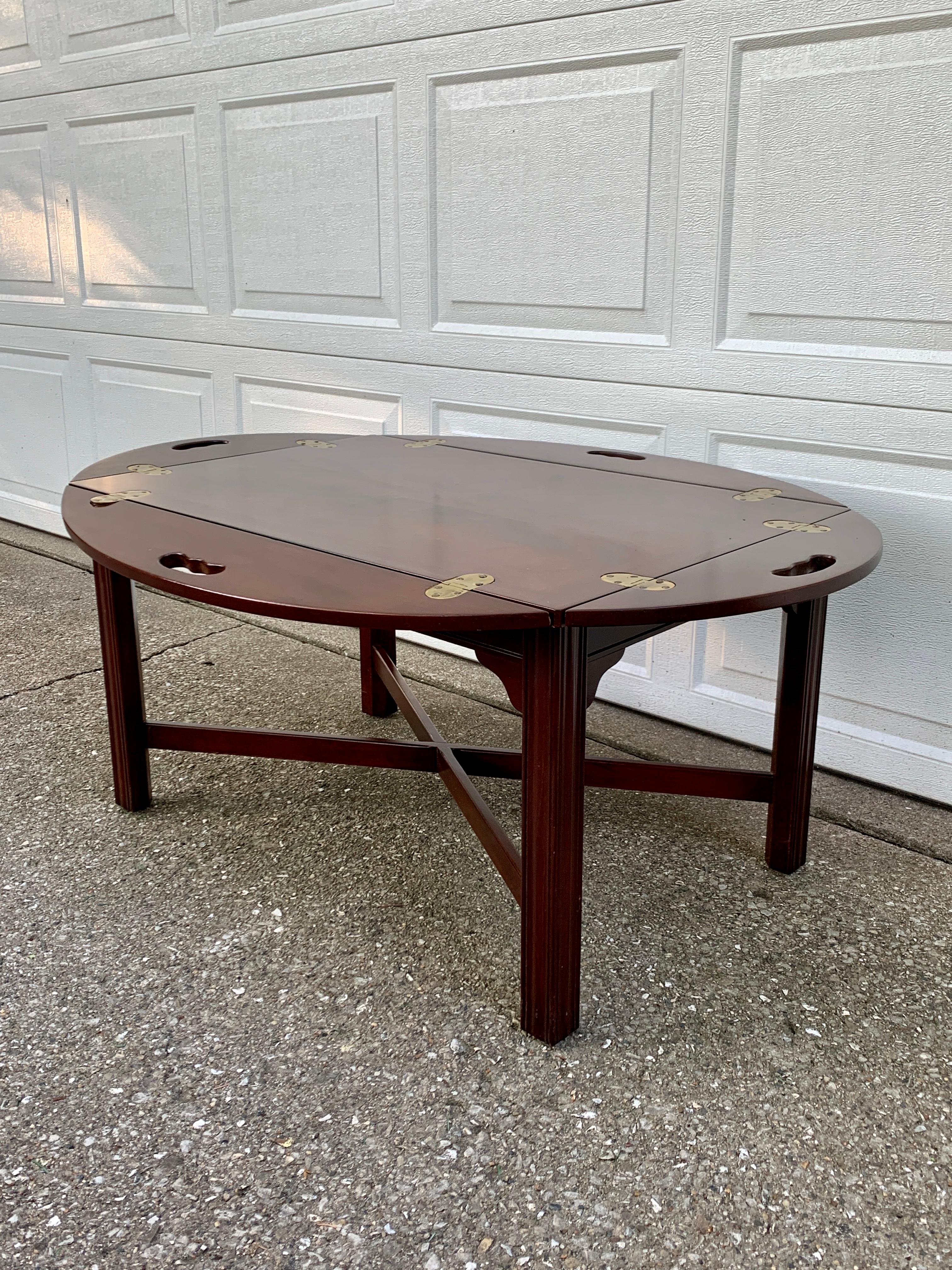 A gorgeous Chippendale or Georgian style butler’s coffee table

By Drexel Heritage

USA, Circa 1980s

Beautiful carved mahogany, with brass hinges.

Measures: 42.25″W x 31.5″D x 18.38″H.

Good original vintage condition.