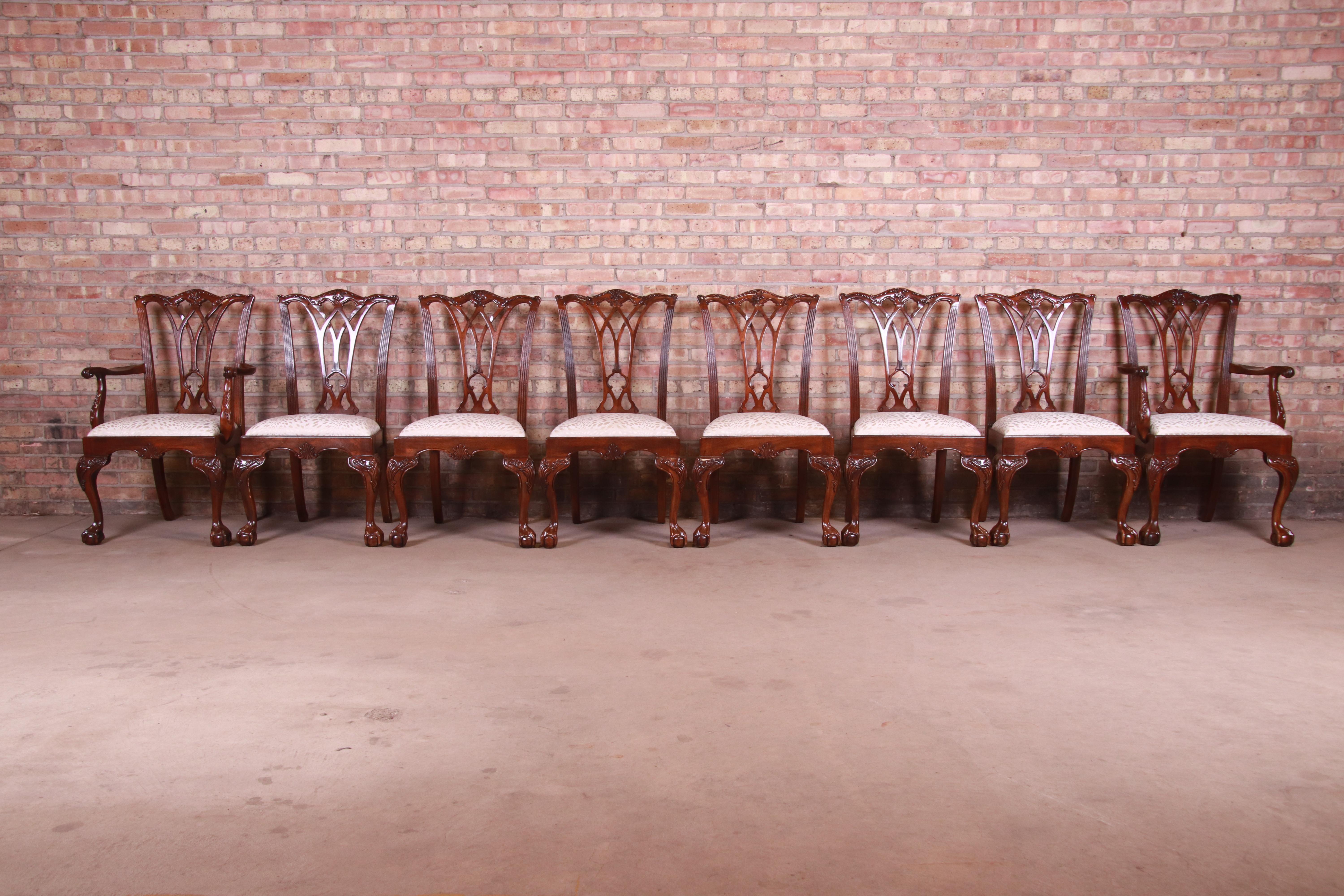 A gorgeous set of eight Chippendale style carved mahogany dining chairs

By Drexel Heritage

USA, Circa 1980s

Solid carved mahogany frames, with upholstered seats.

Measures:
Armchairs - 25