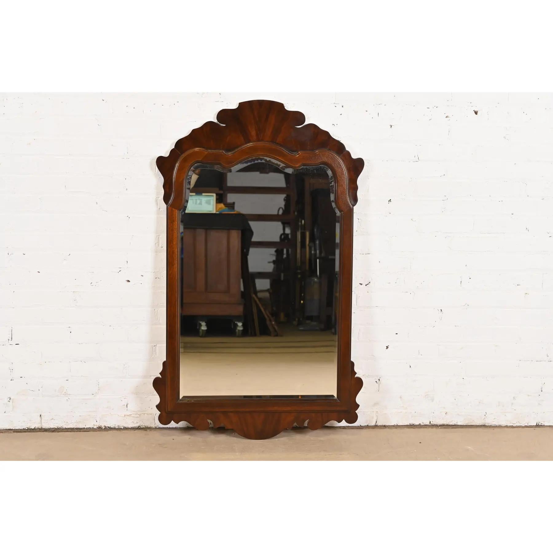 Uno splendido specchio da parete con cornice in mogano intagliato in stile georgiano o Chippendale

Da Drexel Heritage

USA, circa anni '1980

Misure: 29,75