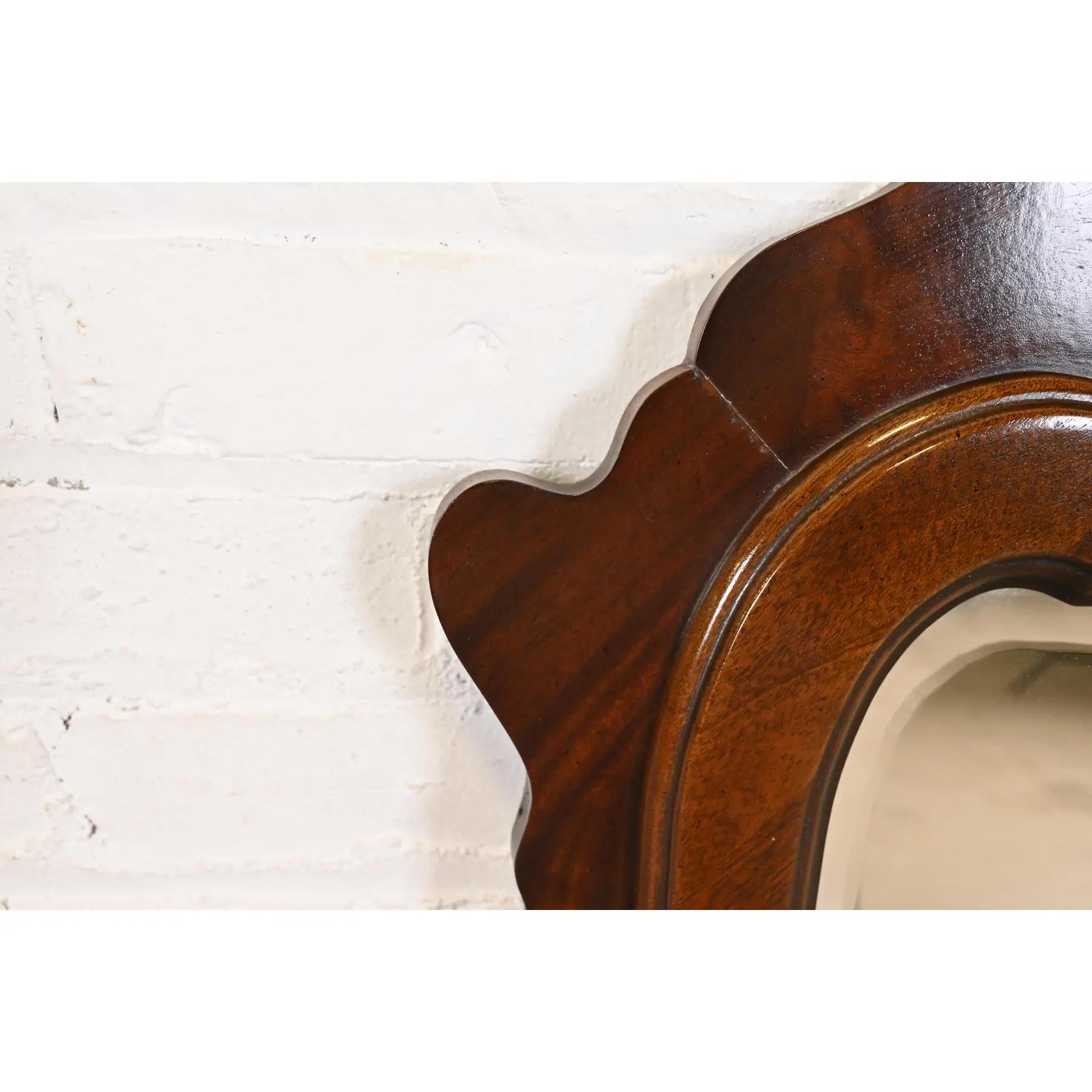 Fine XX secolo Specchio da parete in mogano intagliato Drexel Heritage Chippendale in vendita