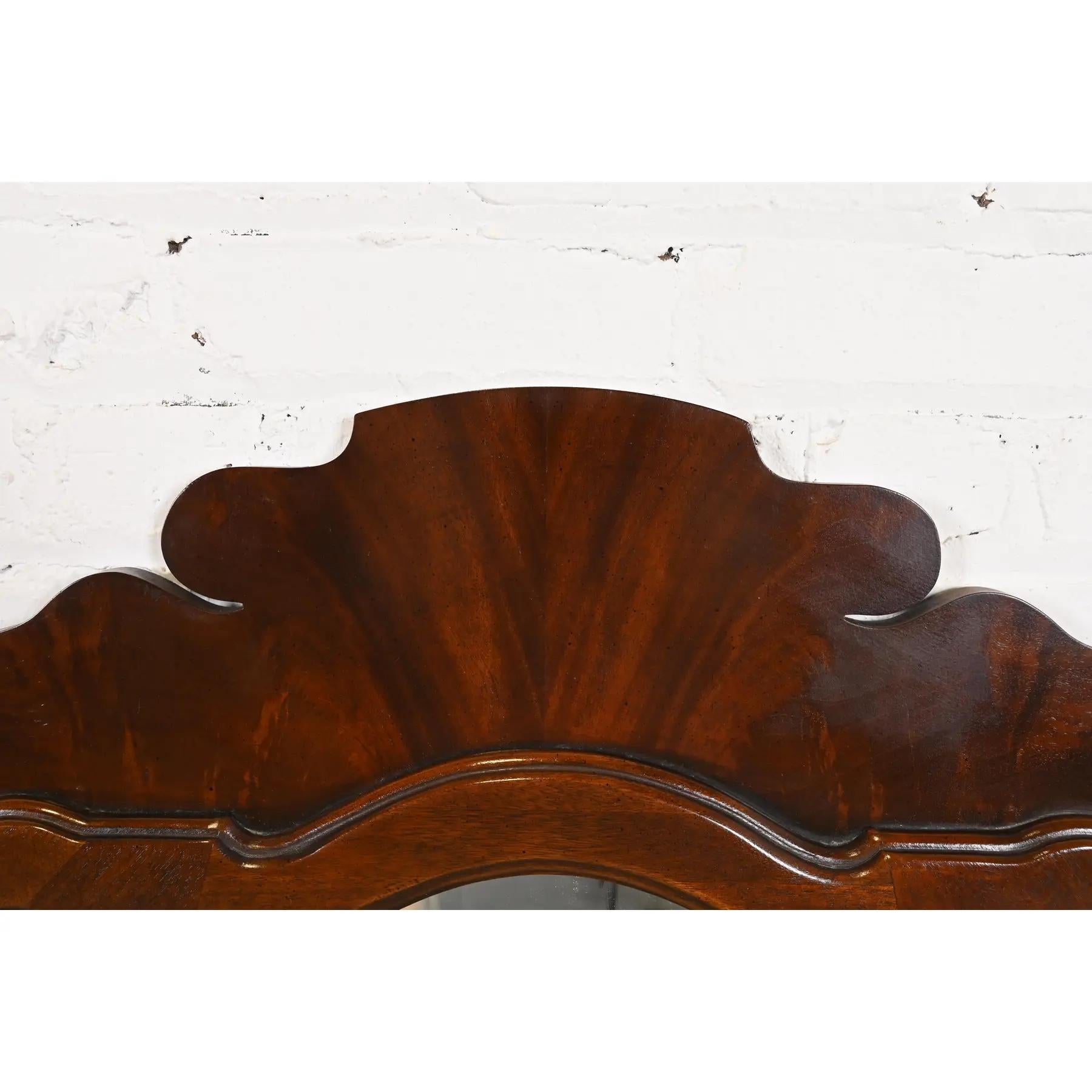 Specchio da parete in mogano intagliato Drexel Heritage Chippendale in vendita 1
