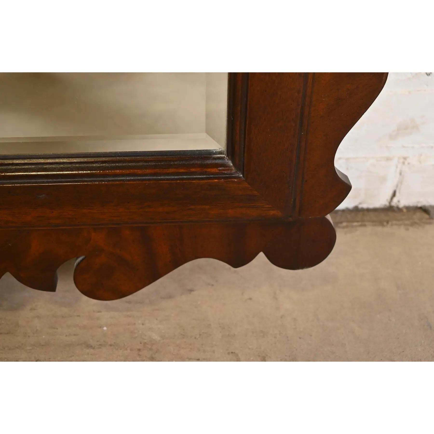Specchio da parete in mogano intagliato Drexel Heritage Chippendale in vendita 2