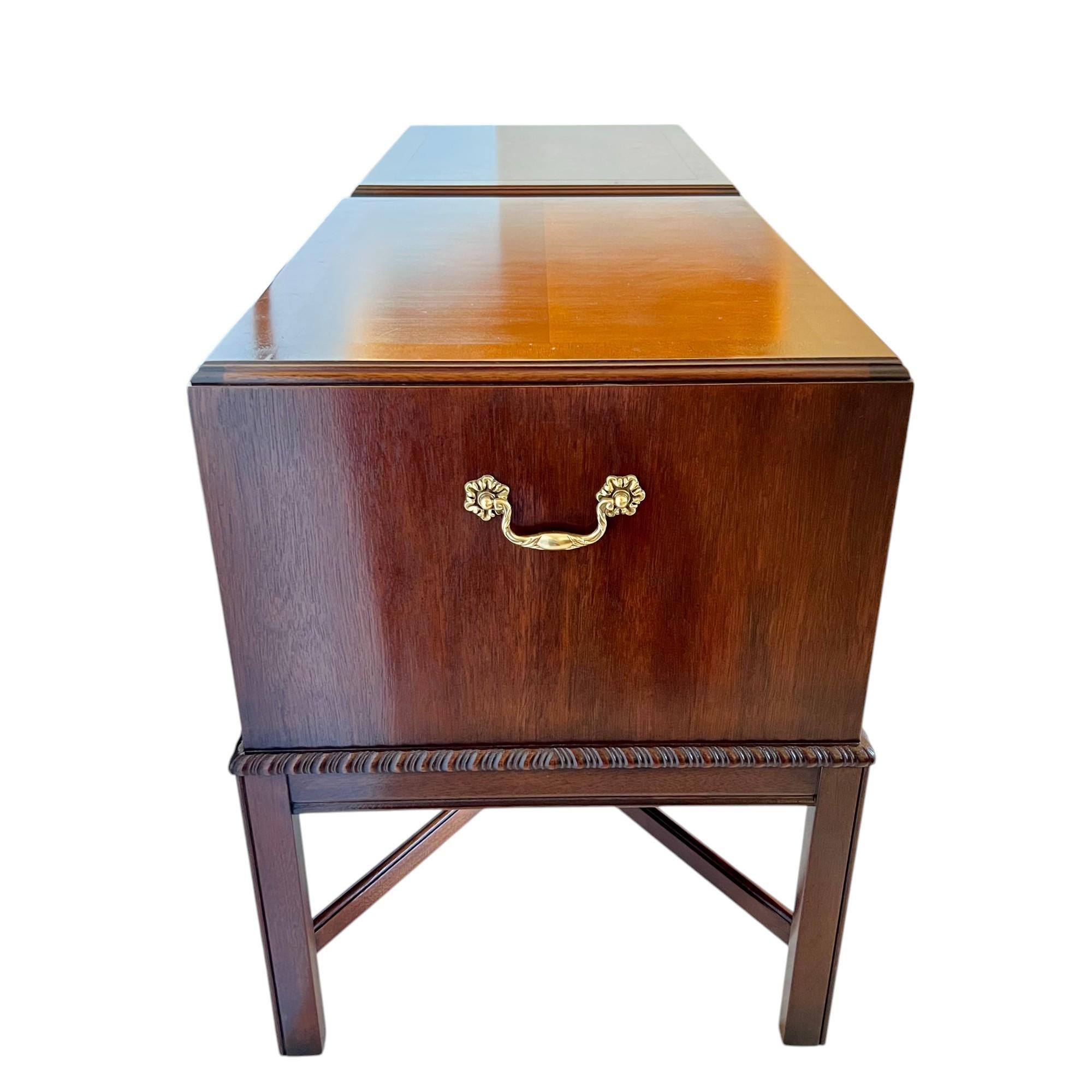 American Drexel Heritage Chippendale Mahogany Nightstands, a Pair