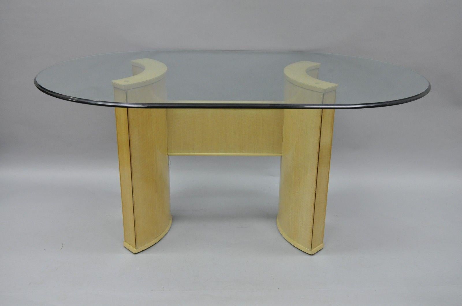 Drexel Heritage Compatibles Esszimmer-Set. Massivholzkonstruktion, 4 Stühle (2 Sessel und 2 Beistellstühle), Tisch mit abgeschrägter Glasplatte, Original-Labels und Seriennummern, Rückenlehnen aus Schilfrohr, großartige schlanke skulpturale Form,