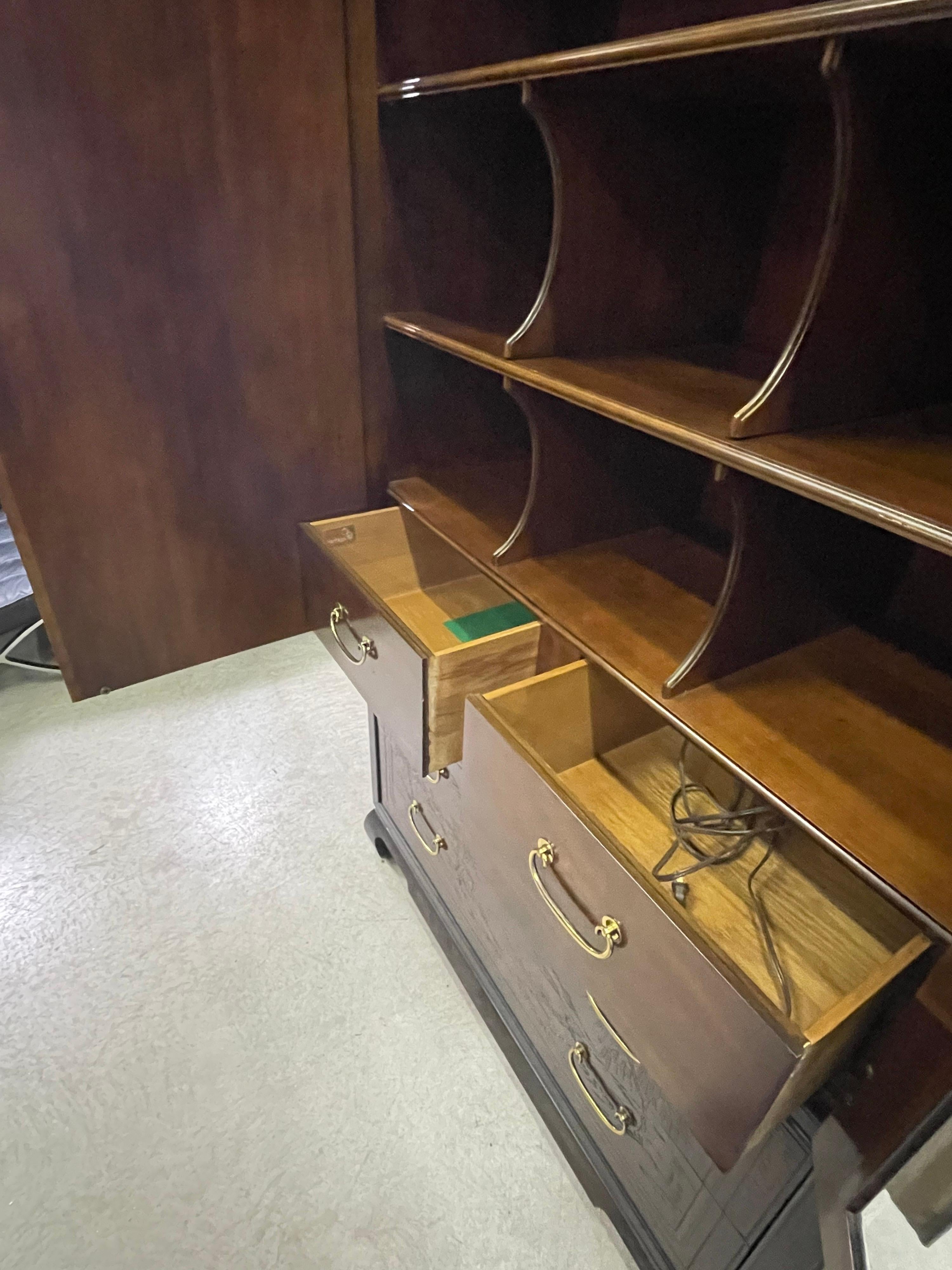 Drexel Heritage Connoiseur-Schrank im Angebot 1