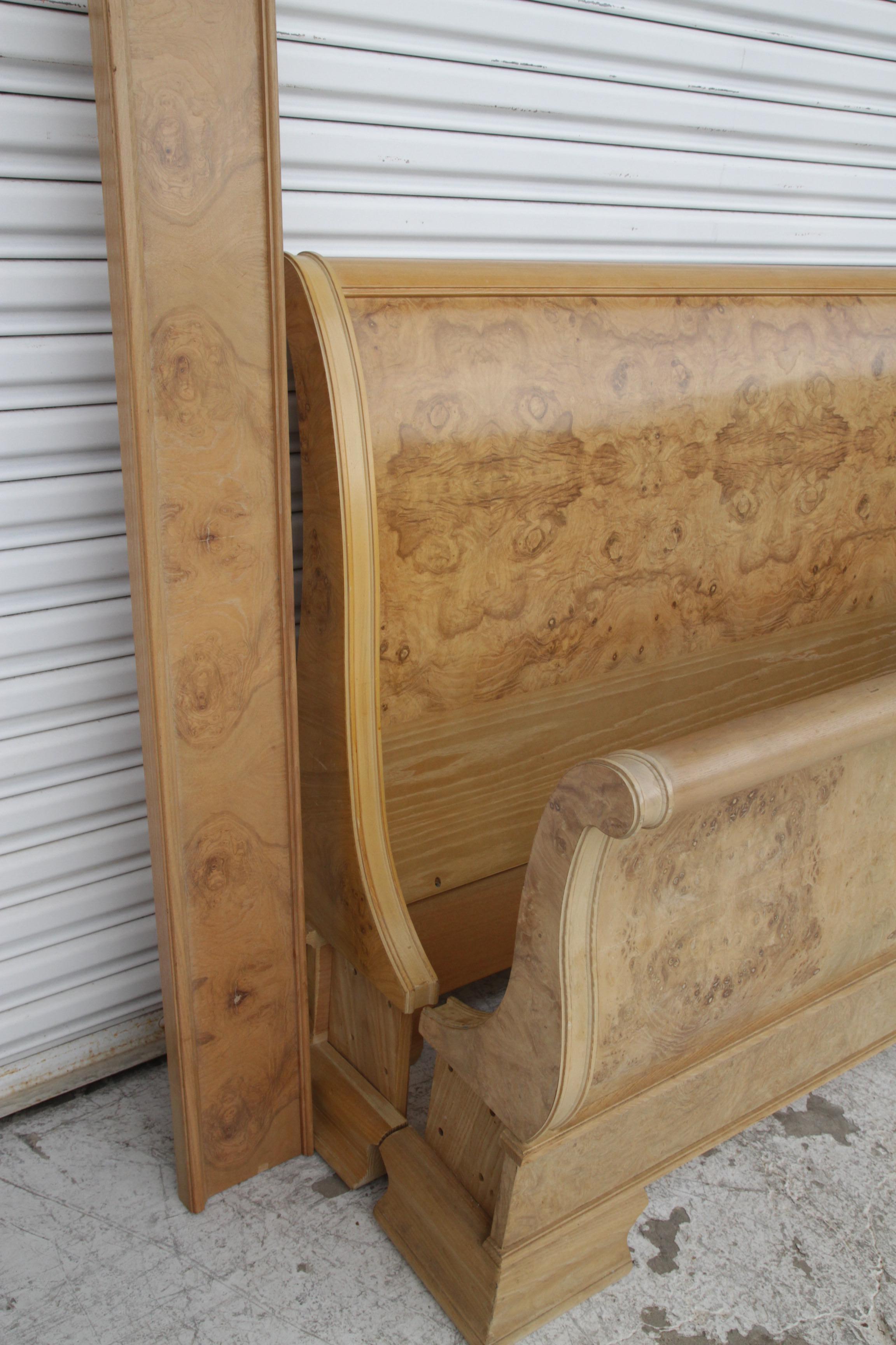 Cadre de lit en orme corinthien King Sleigh de Drexel Heritage en vente 5