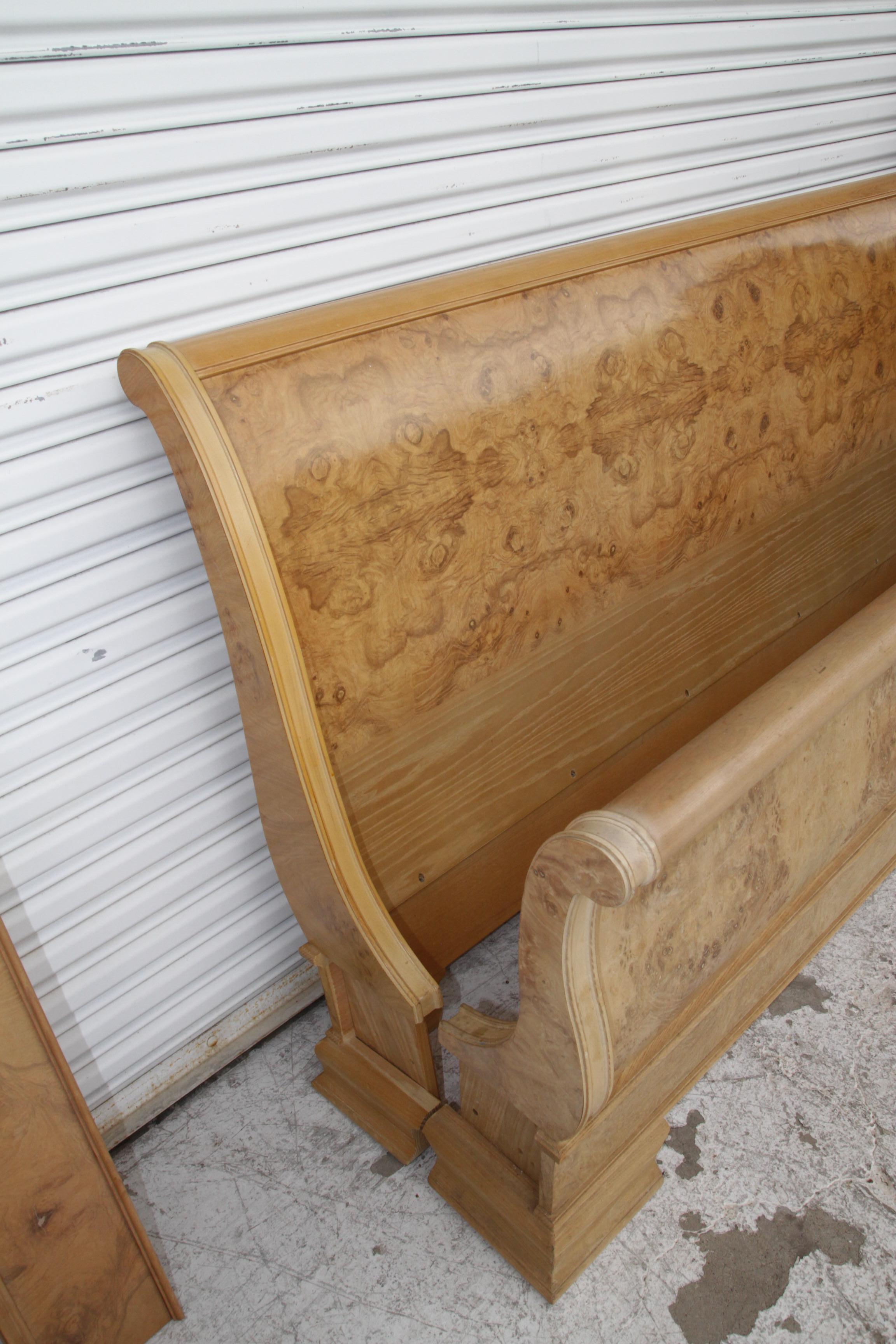 Cadre de lit en orme corinthien King Sleigh de Drexel Heritage en vente 6