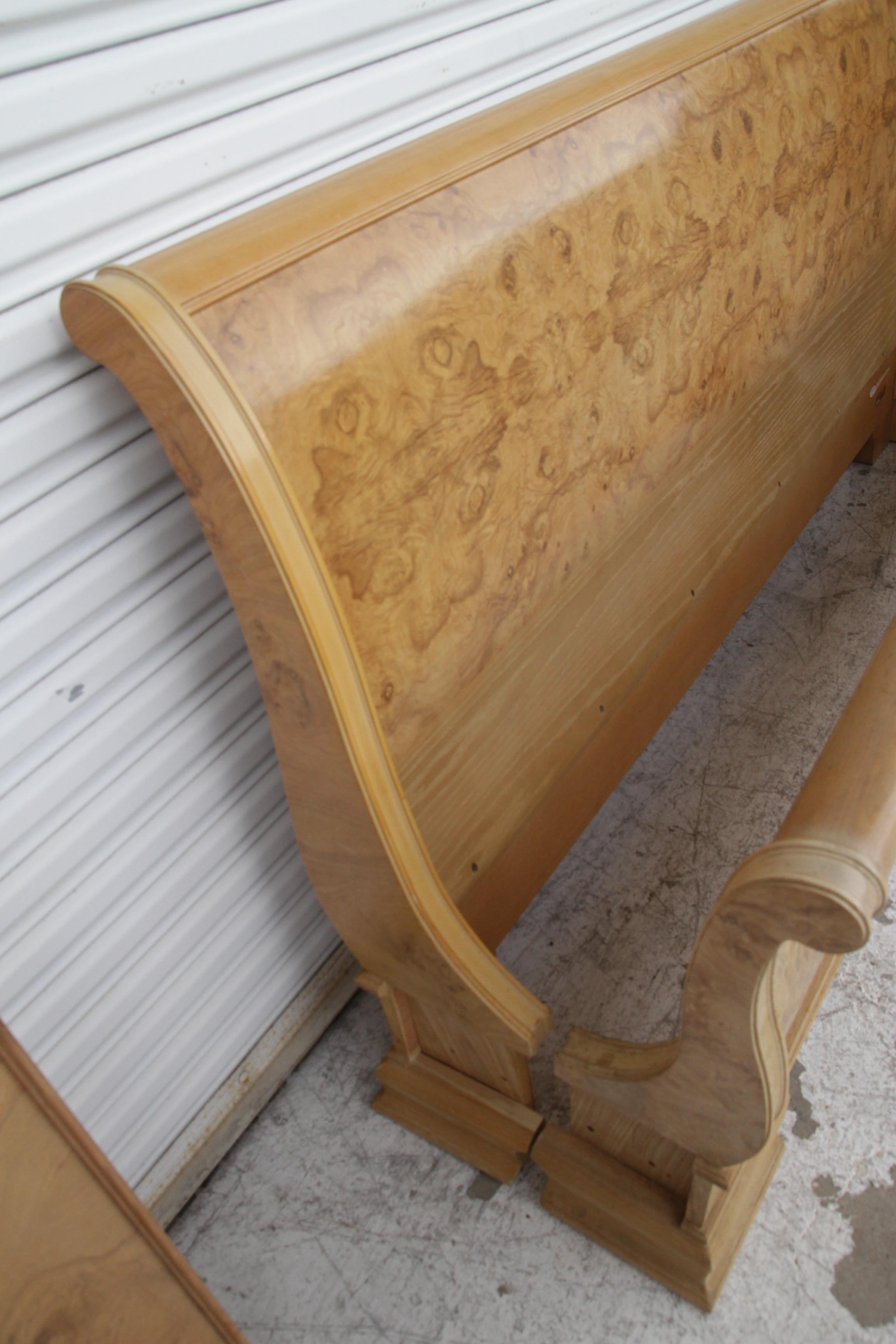 Cadre de lit en orme corinthien King Sleigh de Drexel Heritage en vente 8