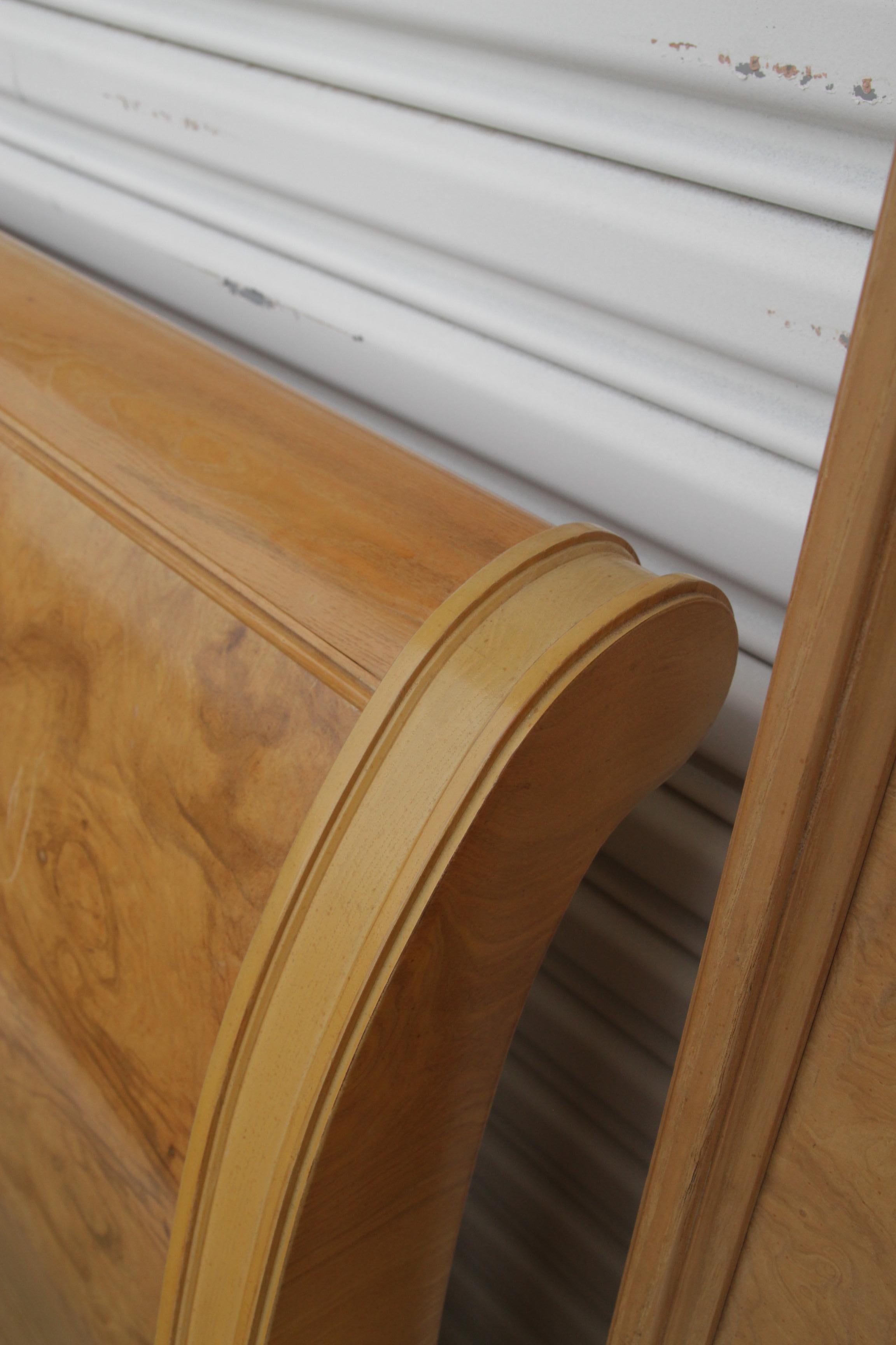 Cadre de lit en orme corinthien King Sleigh de Drexel Heritage en vente 9