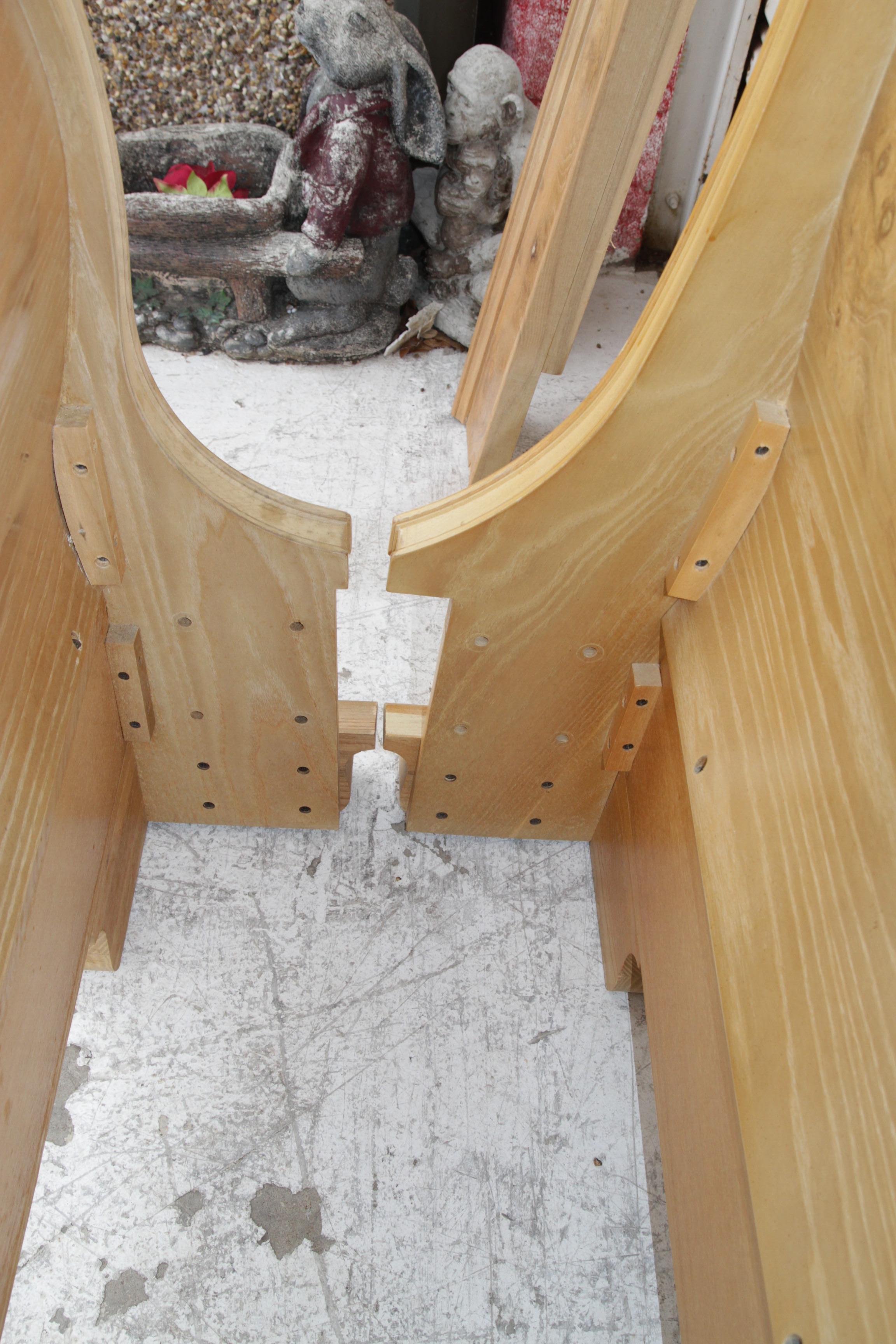 Cadre de lit en orme corinthien King Sleigh de Drexel Heritage en vente 11