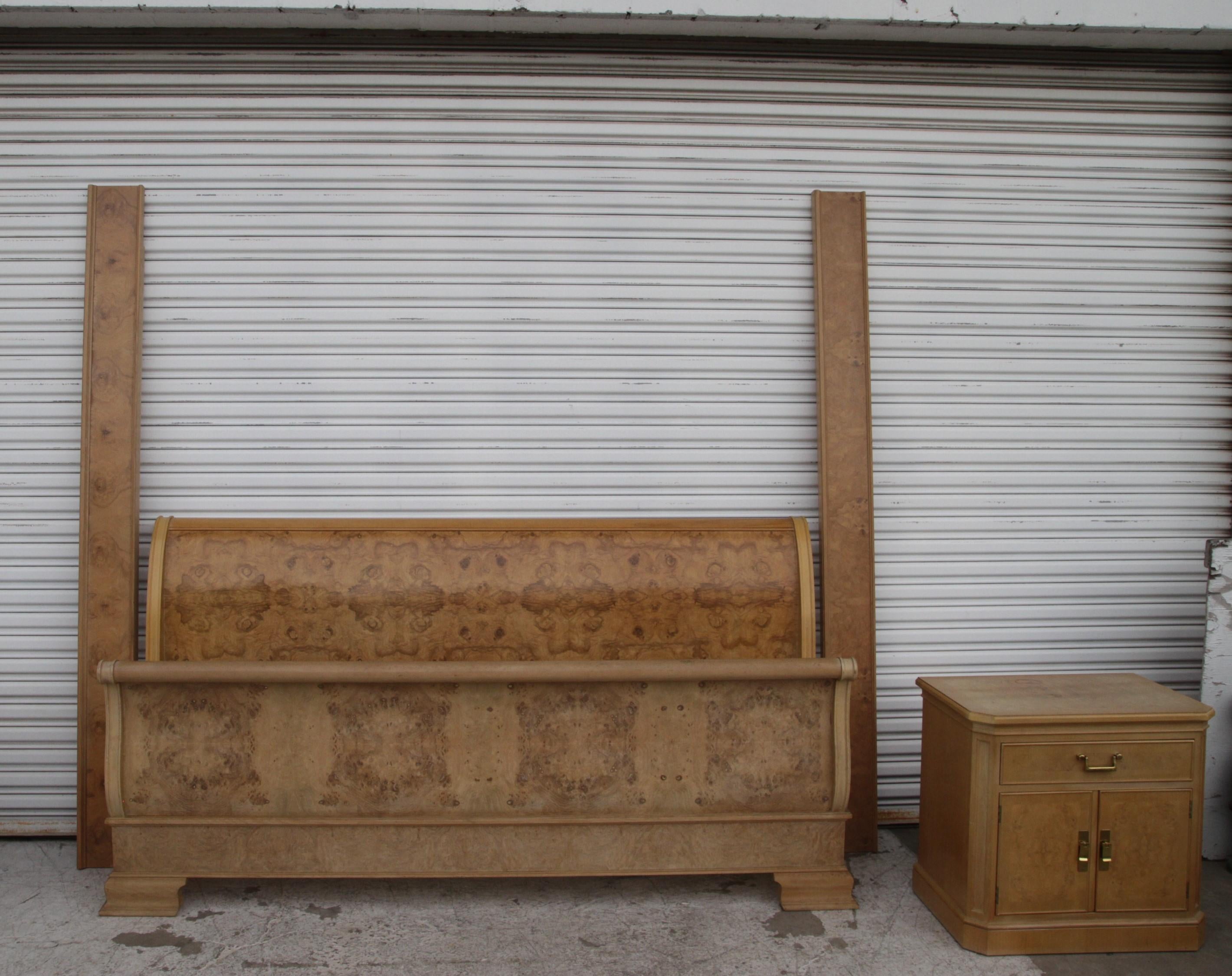 Laiton Cadre de lit en orme corinthien King Sleigh de Drexel Heritage en vente