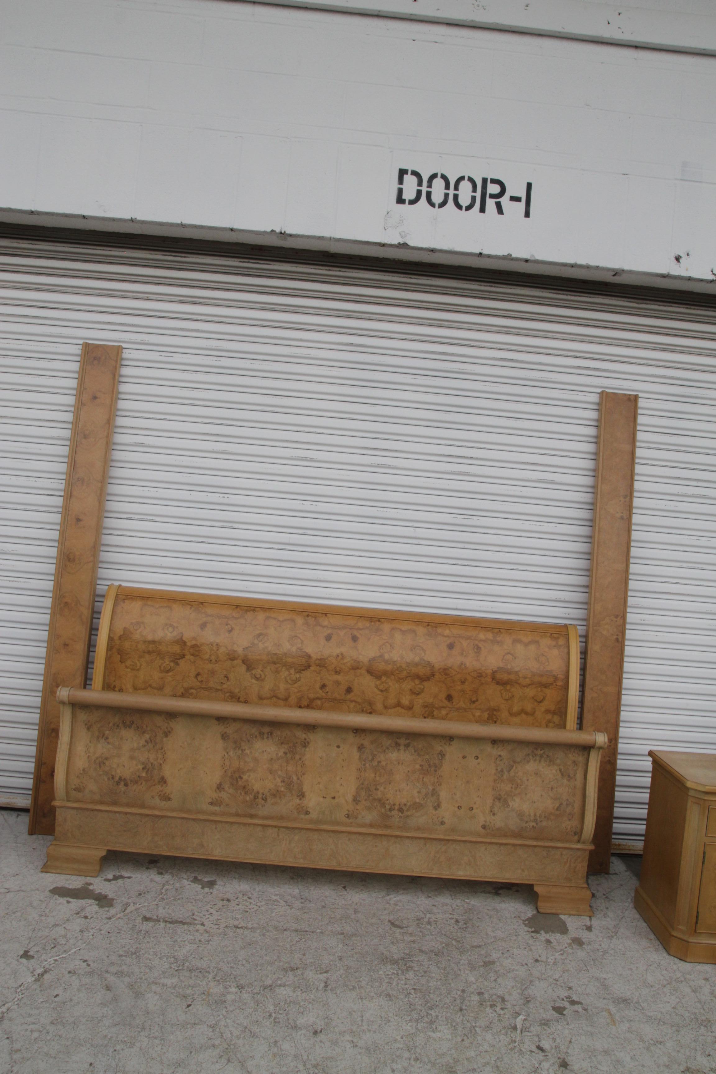 Cadre de lit en orme corinthien King Sleigh de Drexel Heritage en vente 1