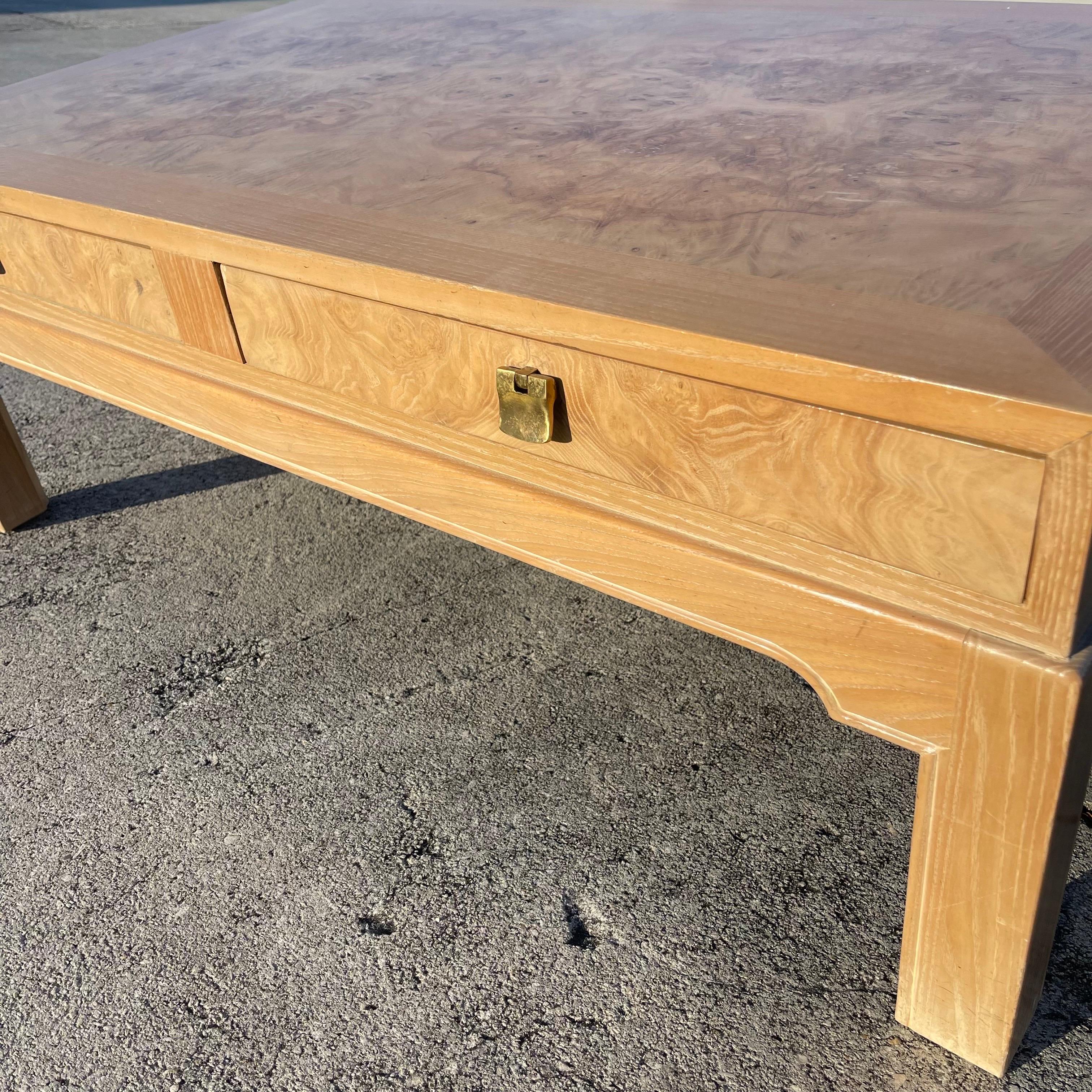 Bois Table basse de la collection corinthienne Drexel Heritage en ronce de bois avec tiroirs en vente