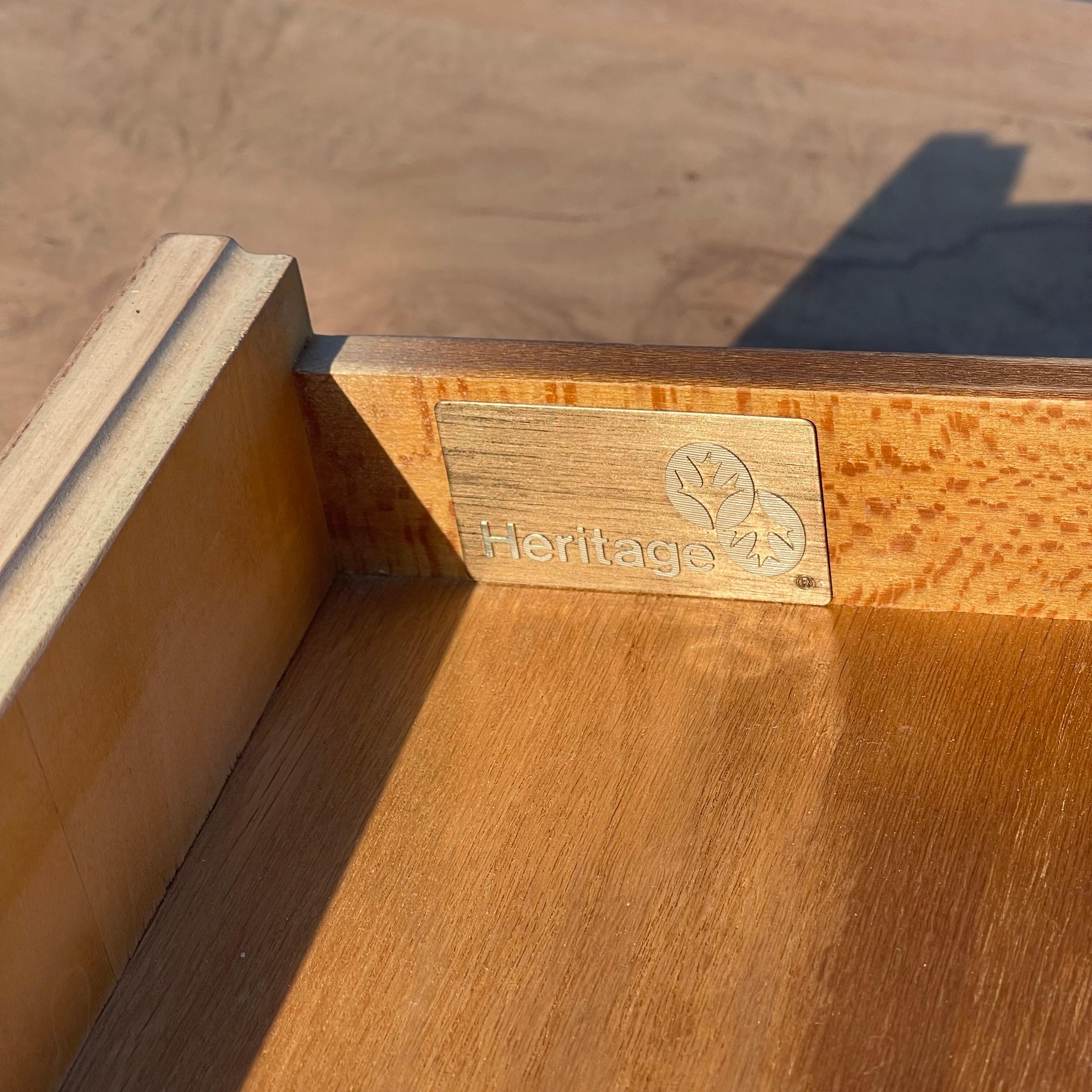 Table basse de la collection corinthienne Drexel Heritage en ronce de bois avec tiroirs en vente 2