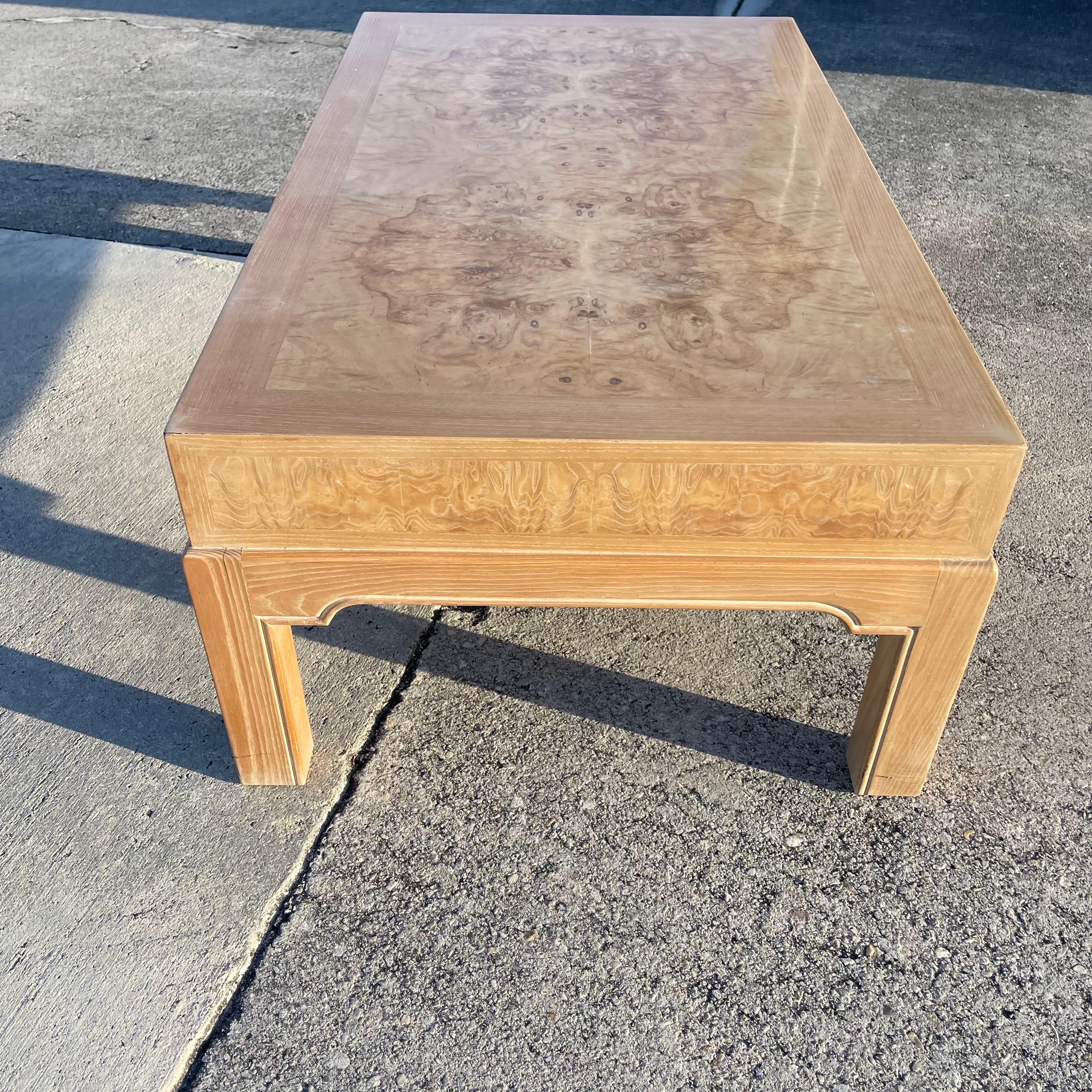 Table basse de la collection corinthienne Drexel Heritage en ronce de bois avec tiroirs en vente 4