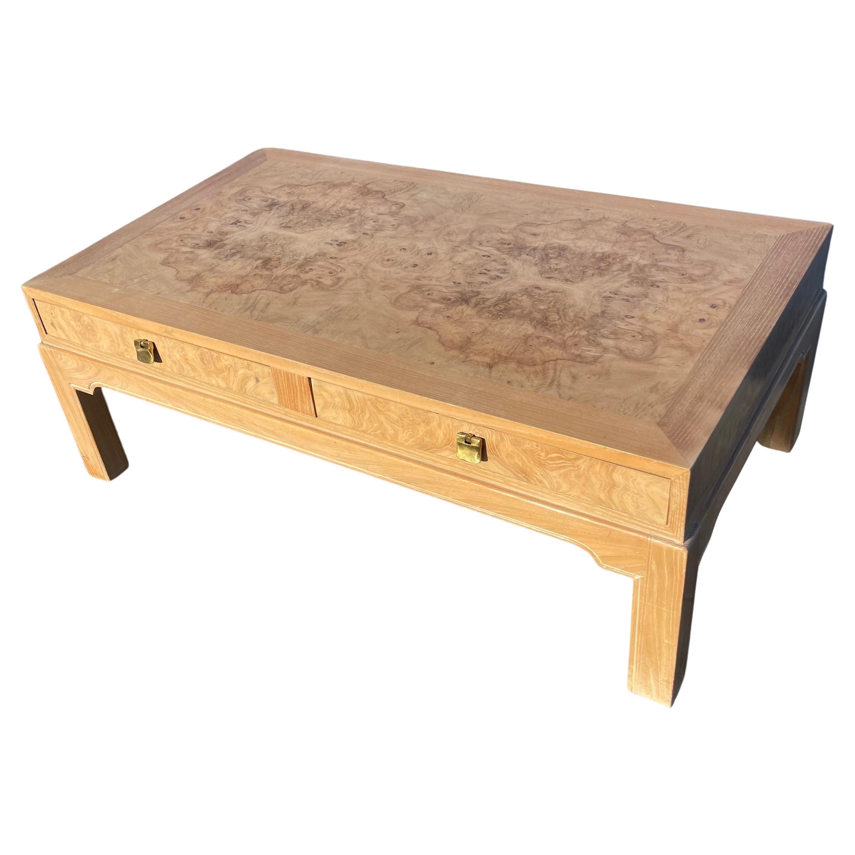 Table basse de la collection corinthienne Drexel Heritage en ronce de bois avec tiroirs