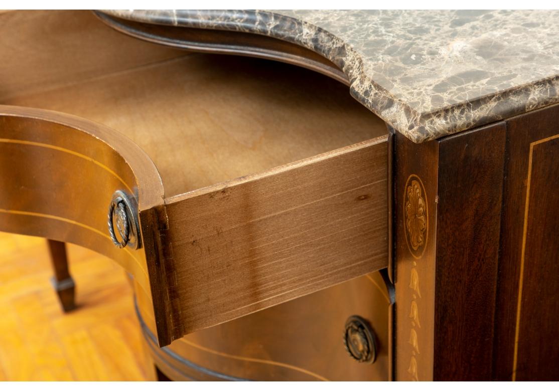 Drexel Heritage Covington Park Collection: Sideboard in Serpentinenform mit Marmorplatte  (amerikanisch) im Angebot