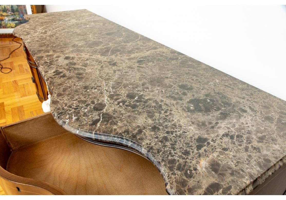 Drexel Heritage Covington Park Collection: Sideboard in Serpentinenform mit Marmorplatte  im Angebot 2