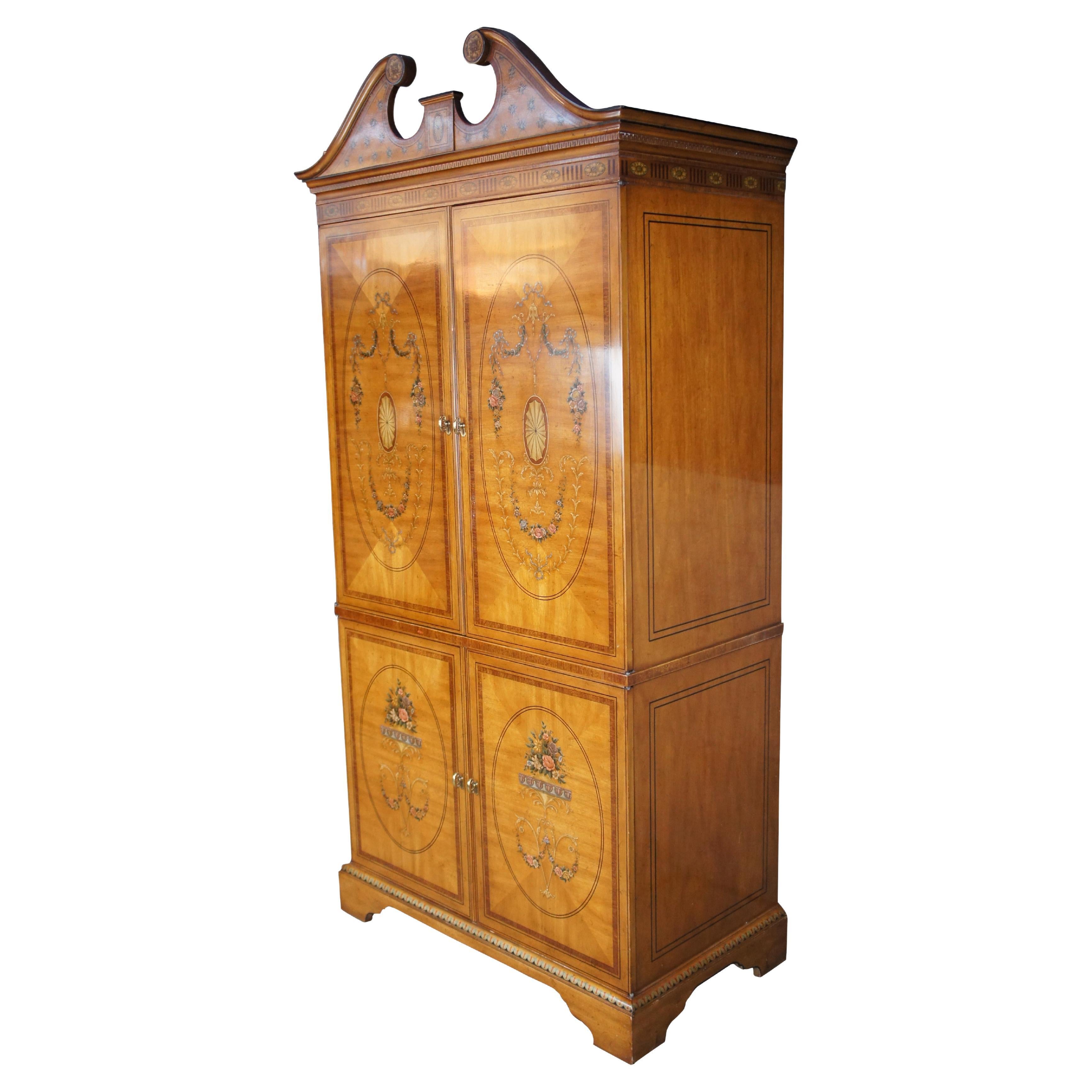 Exquisiter Drexel Heritage Devoncourt Adams Style TV-Schrank, circa 1980er Jahre   Gefertigt aus Mahagoni mit elegantem Streichholzbriefchen, furniert aus kunstvoll bemalten und mit floralen Säumen verziert.  Der Schrank hat einen offenen Giebel und