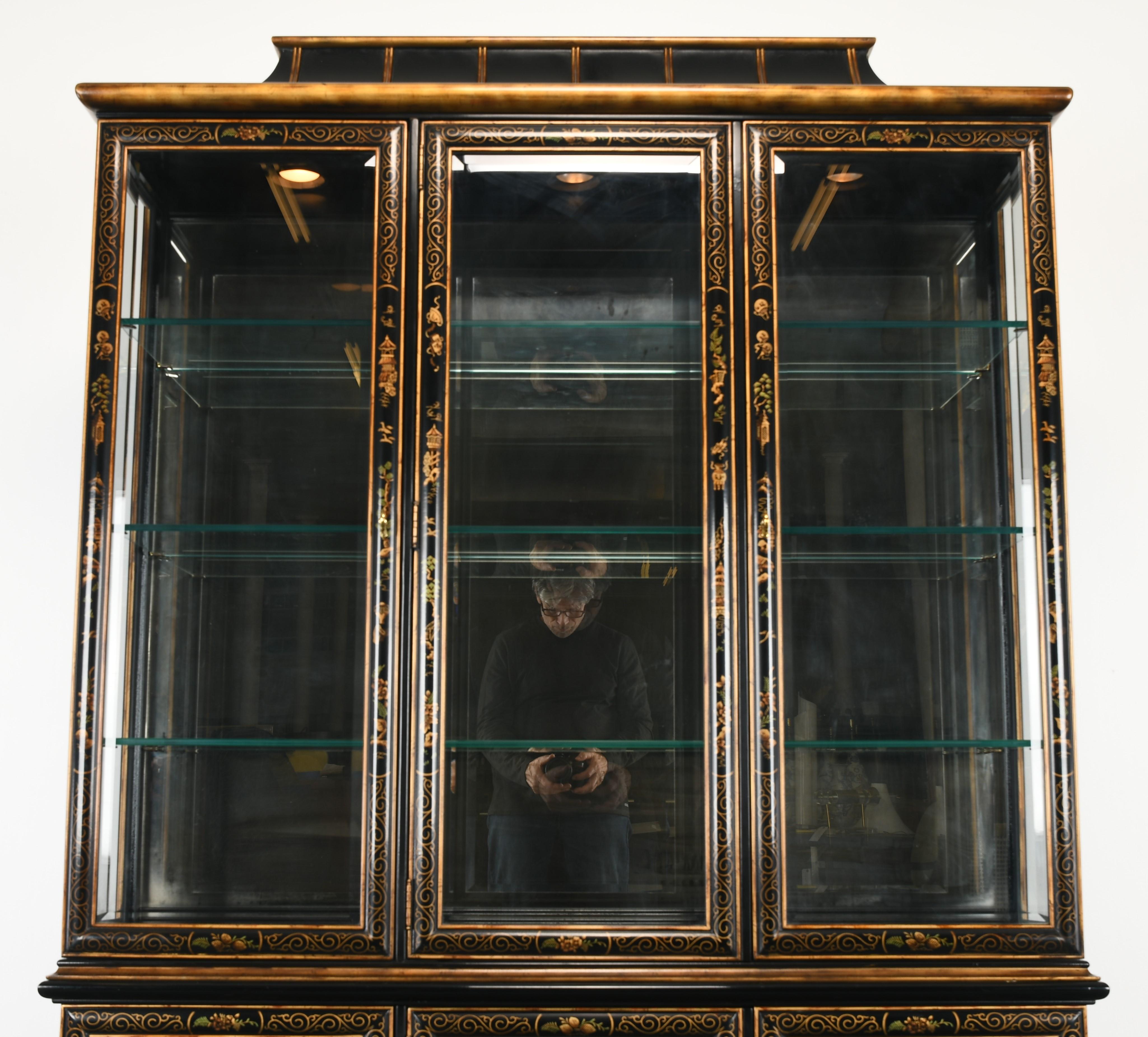 Drexel Heritage Display Cabinet, 1980s In Good Condition In Hamburg, PA