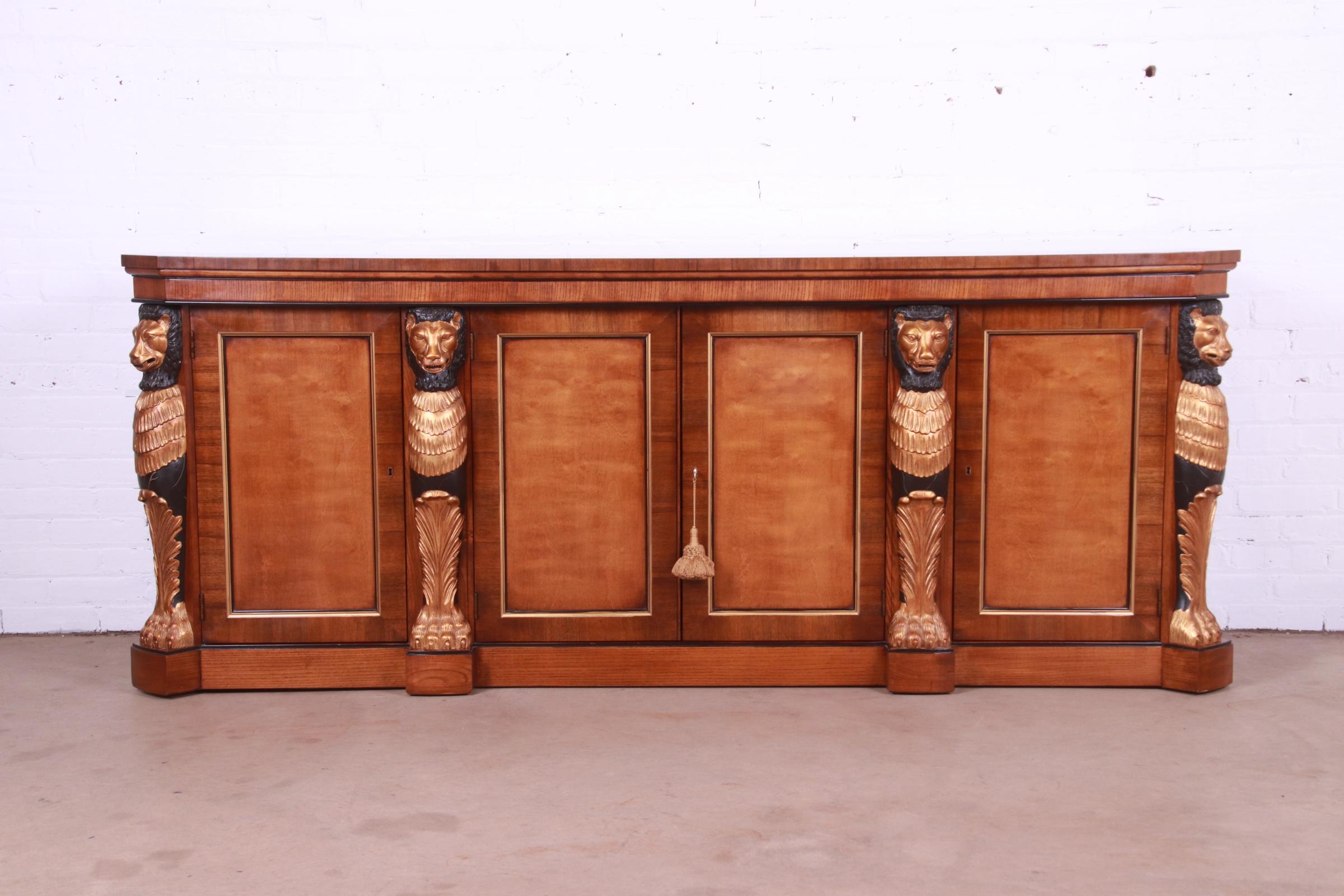 Américain Enfilade ou meuble de bar de style Empire avec lions sculptés Drexel Heritage en vente