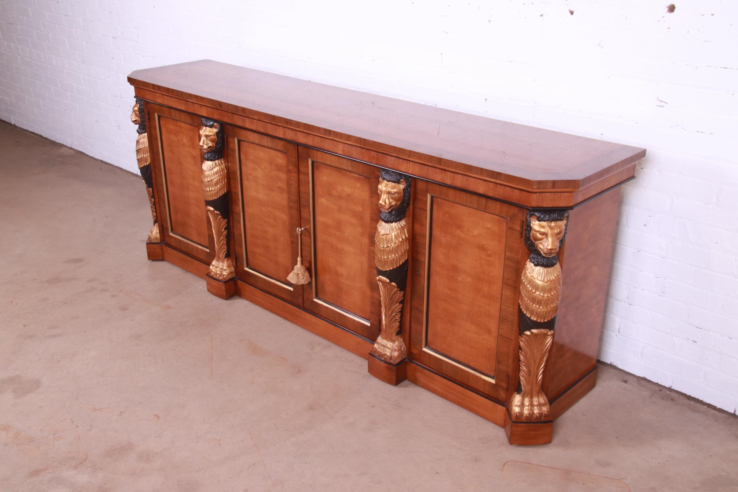 20ième siècle Enfilade ou meuble de bar de style Empire avec lions sculptés Drexel Heritage en vente
