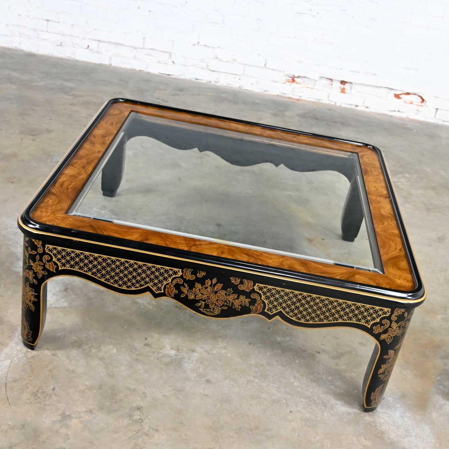 Magnifique table basse en loupe peinte noir et or de la collection Drexel Heritage ET Cetera avec plateau en verre biseauté. Très bon état, tout en gardant à l'esprit qu'il s'agit d'un produit vintage et non neuf, qui présente donc des signes