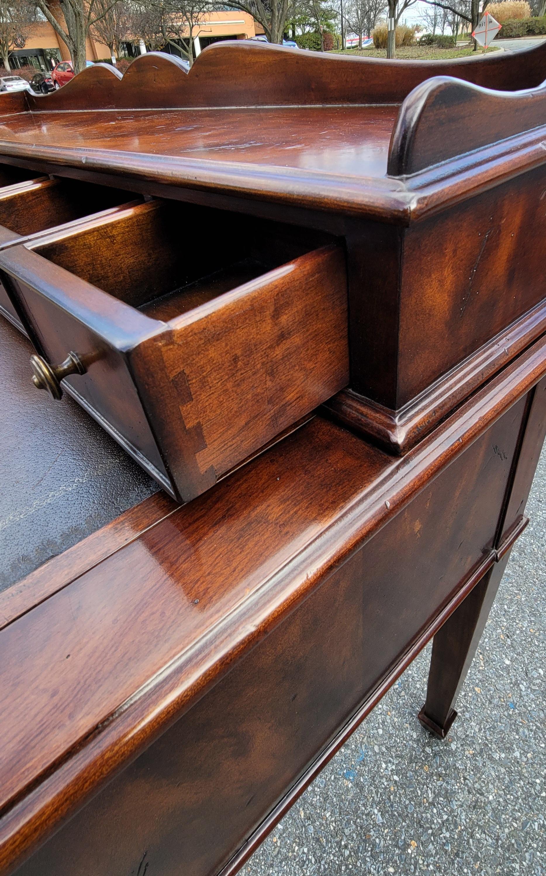 Bureau à 10 tiroirs de style fédéral Drexel Heritage en acajou avec dessus en cuir ouvragé 5