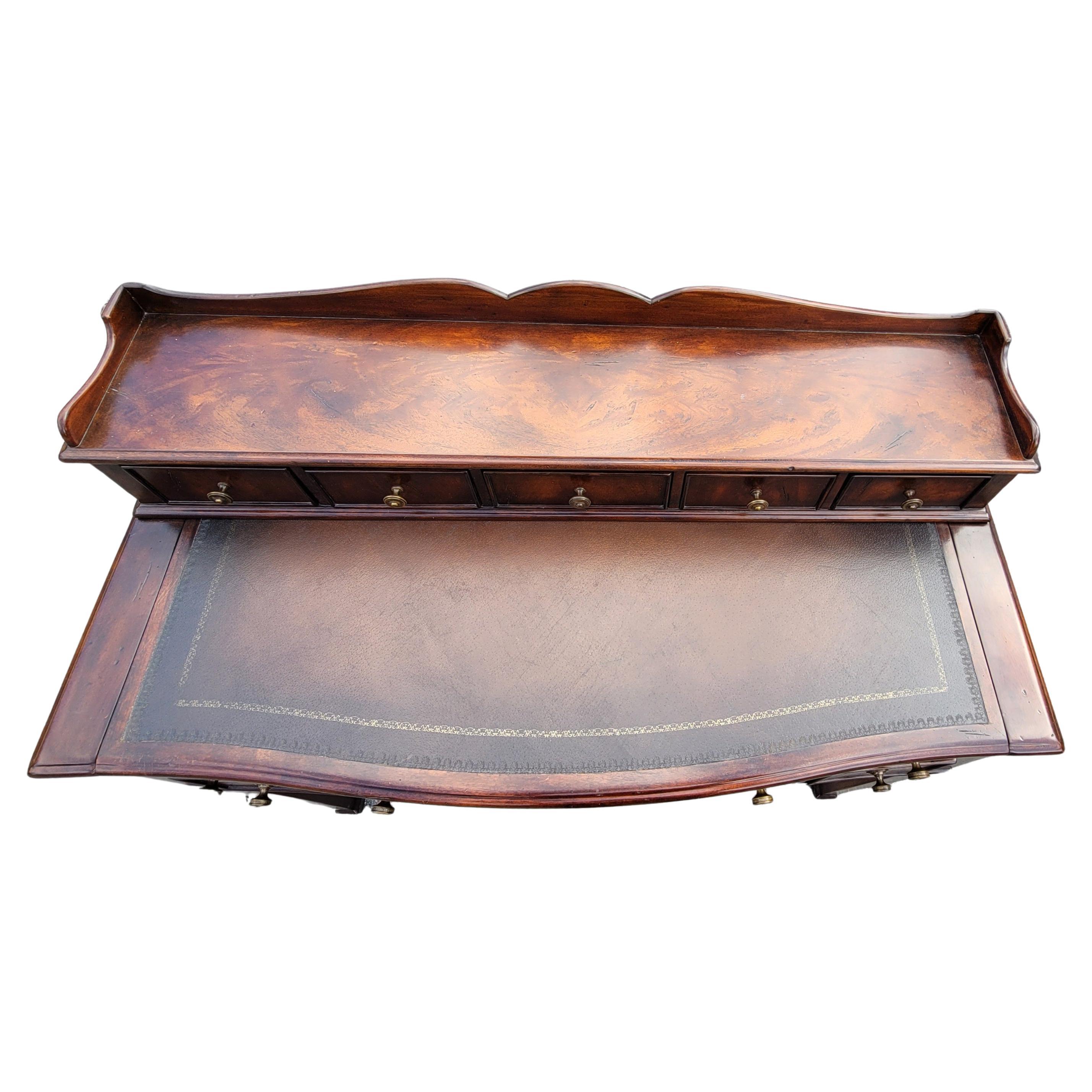 Un rare Drexel Heritage Bonheur du Jour Federal Style mahogany tooled leather slide top desk avec 10 tiroirs fonctionnels. Il est en superbe état et est magnifiquement conçu. Le bureau comporte 5 petits tiroirs supérieurs, 4 tiroirs arrière très